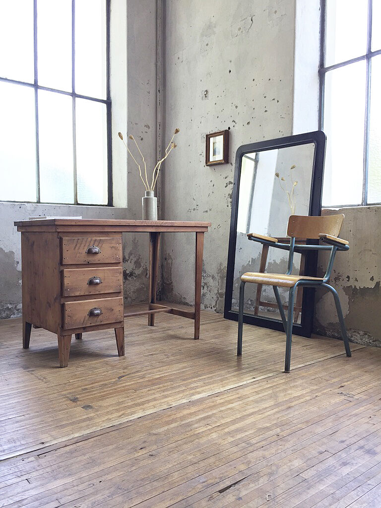 Master chair with armrests