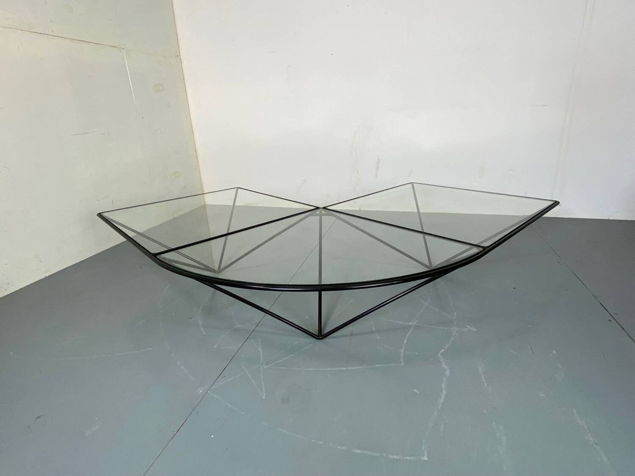 Table Basse Moderniste Furtive en Acier et Verre, Italie, années 1980