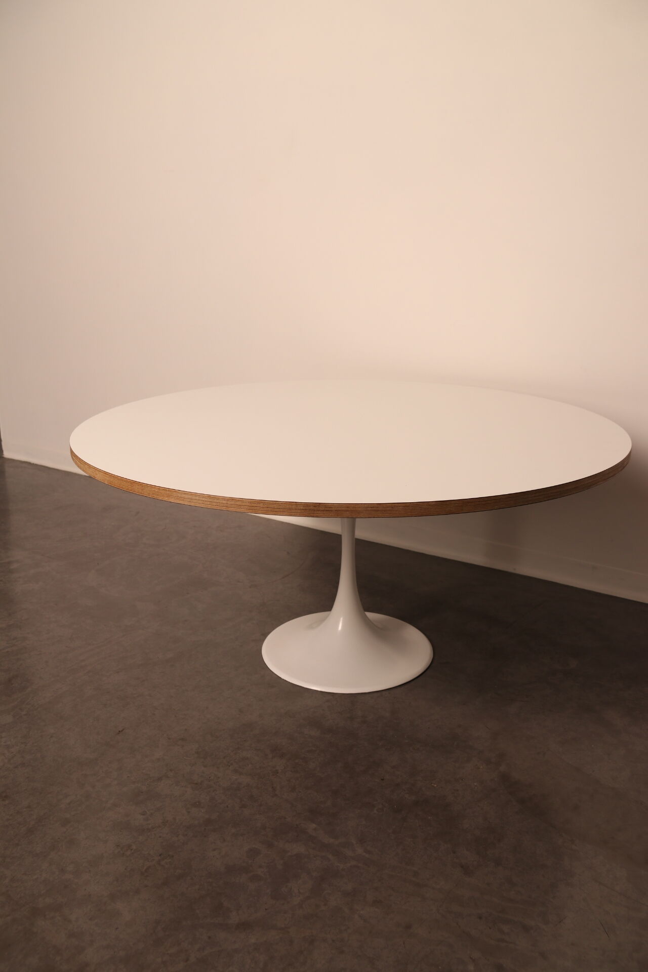 Table basse avec pied tulipe blanche - années 1960
