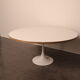 Table basse avec pied tulipe blanche - années 1960