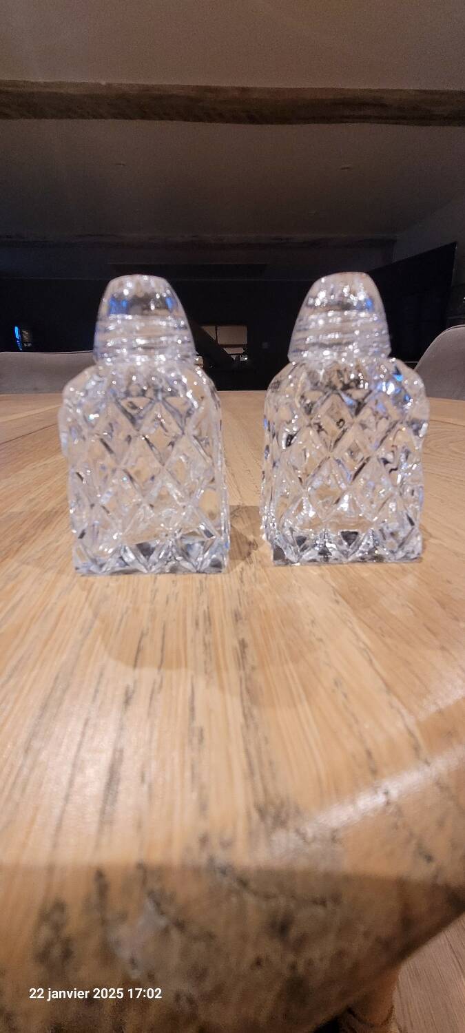 Salière et poivrière en verre taillé