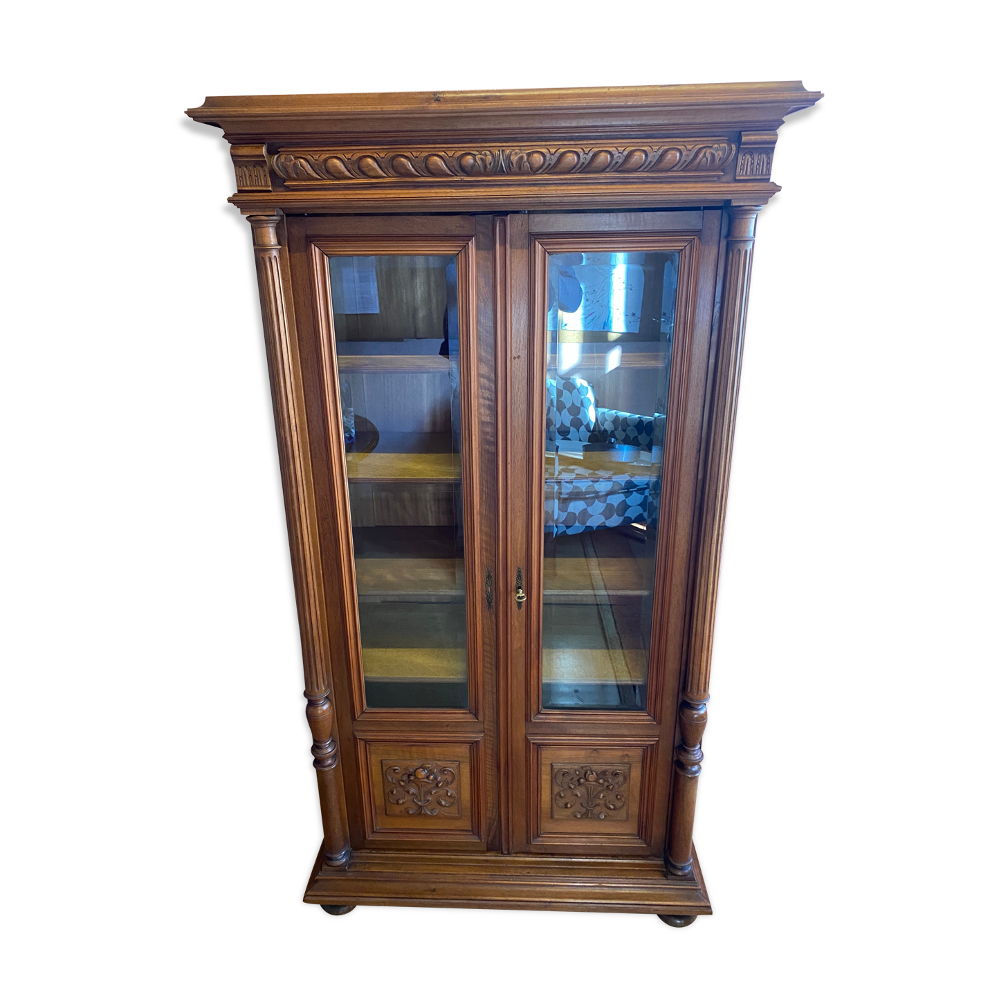 Vitrine noyer, verres biseautés