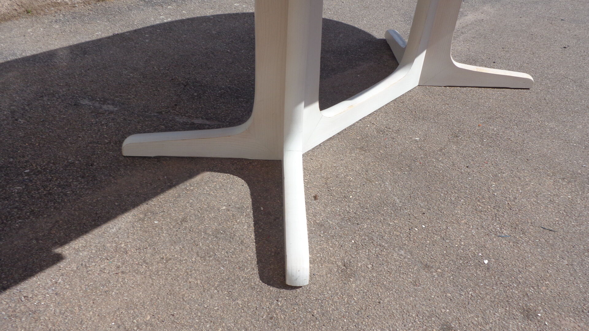 White oval Baumann table