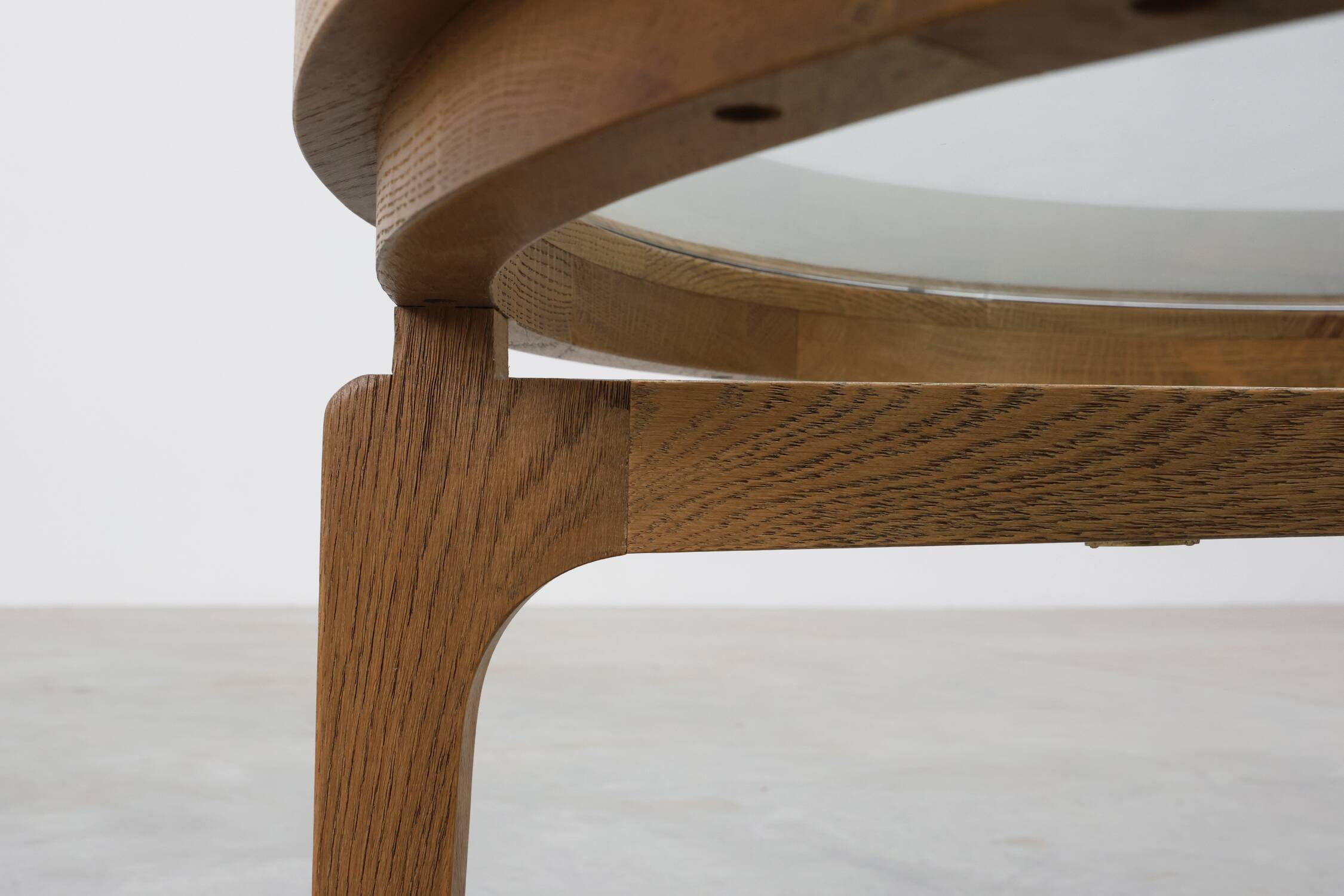 Table basse en bois de cèdre et verre, Italie fin du 20e siècle