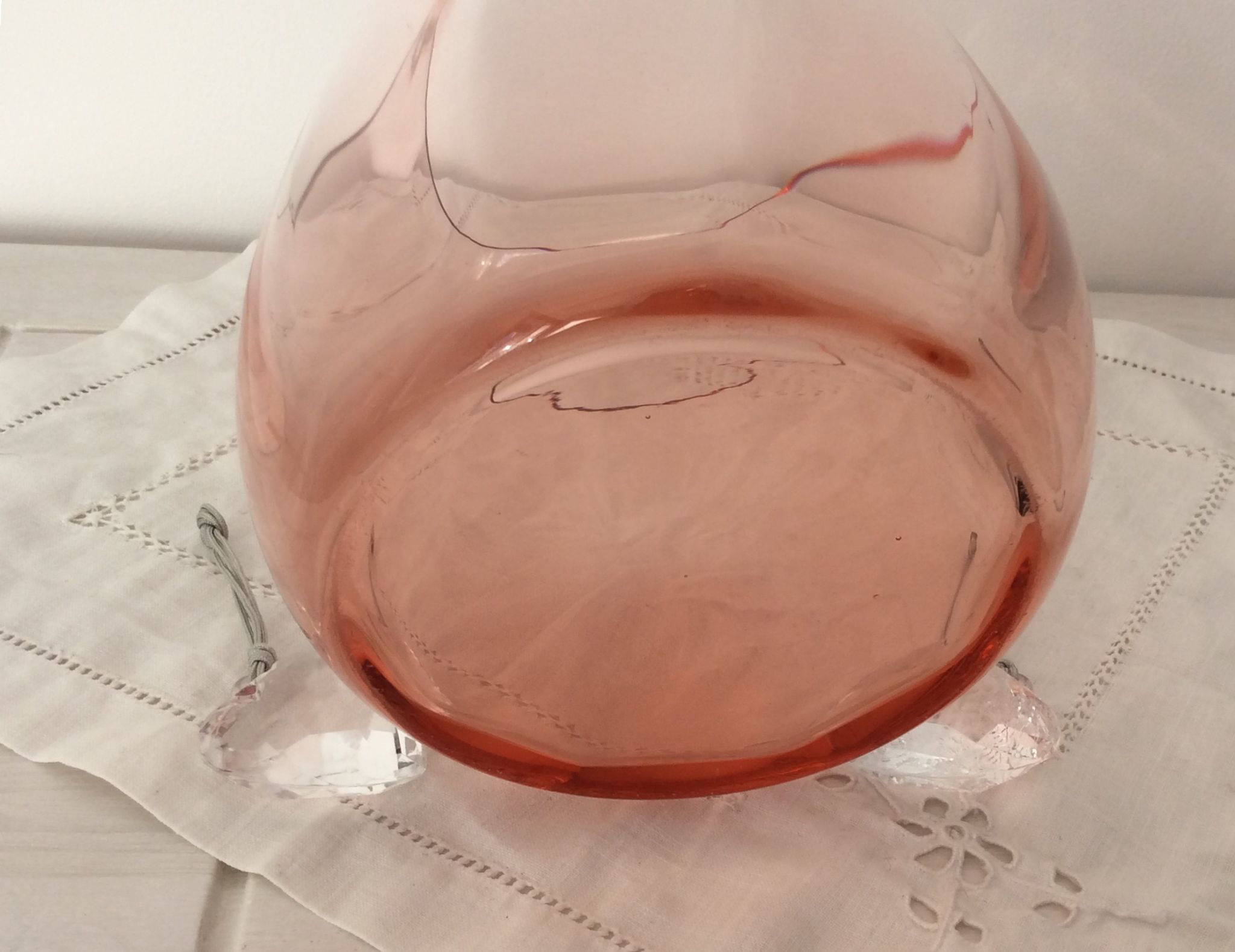 Vase arrondi verre rose saumon - vintage