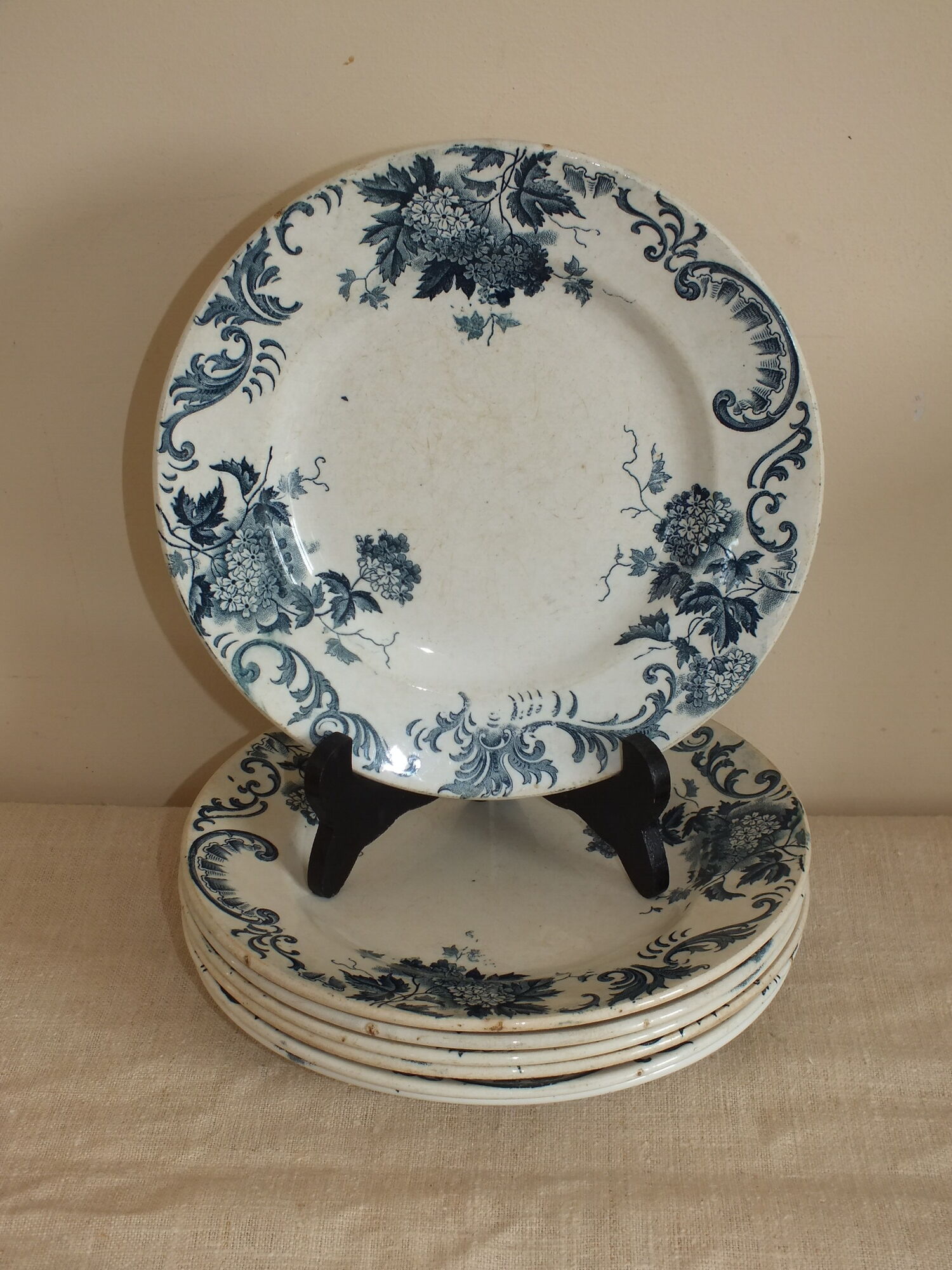 7 flat plates in Terre de Fer St Amand model Boule de Neige