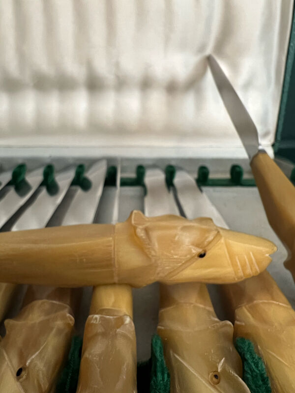 Ensemble couteaux de table manche têtes de chien sculptées
