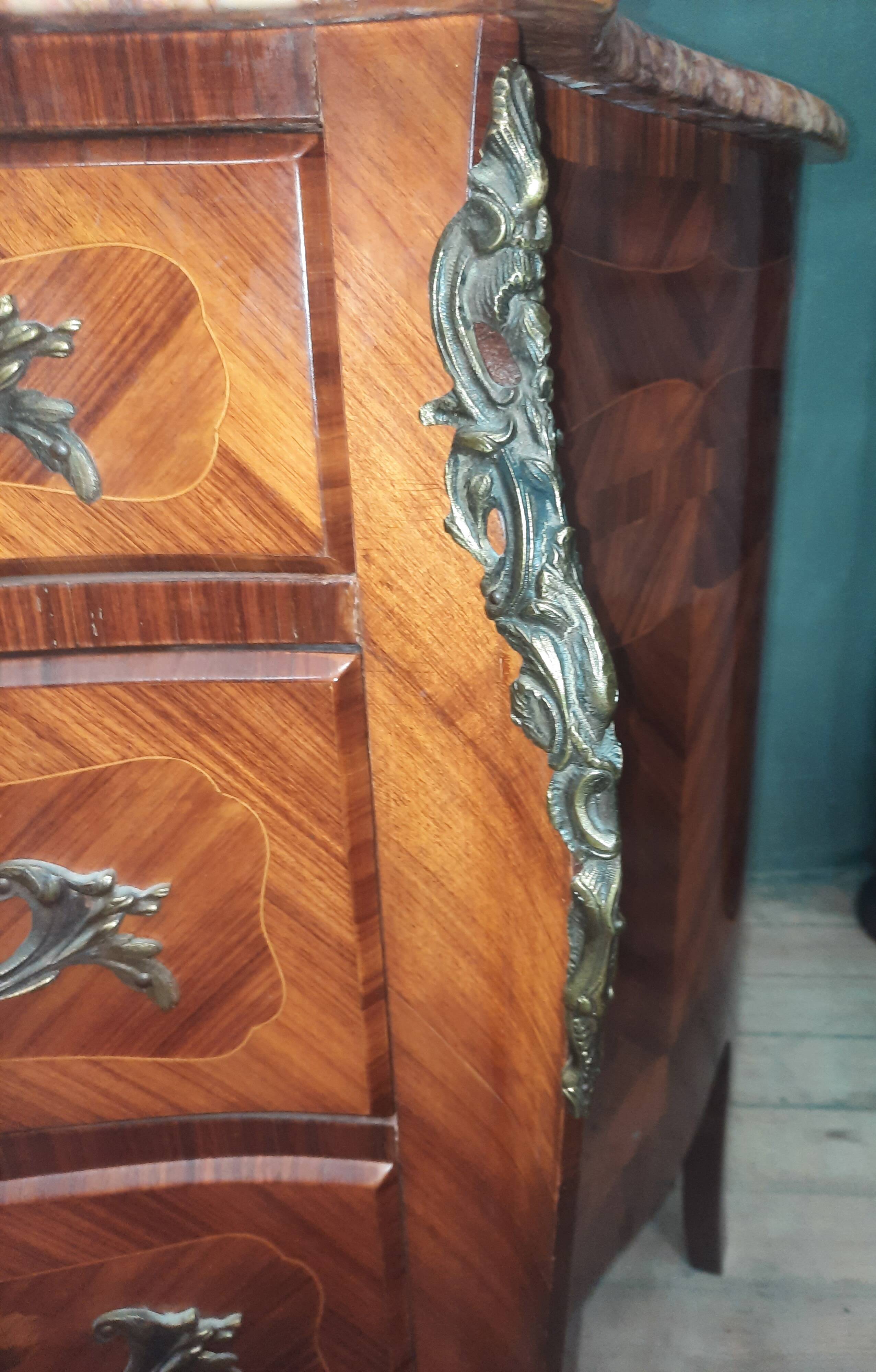 Commode style Louis XV en marqueterie de fleurs
