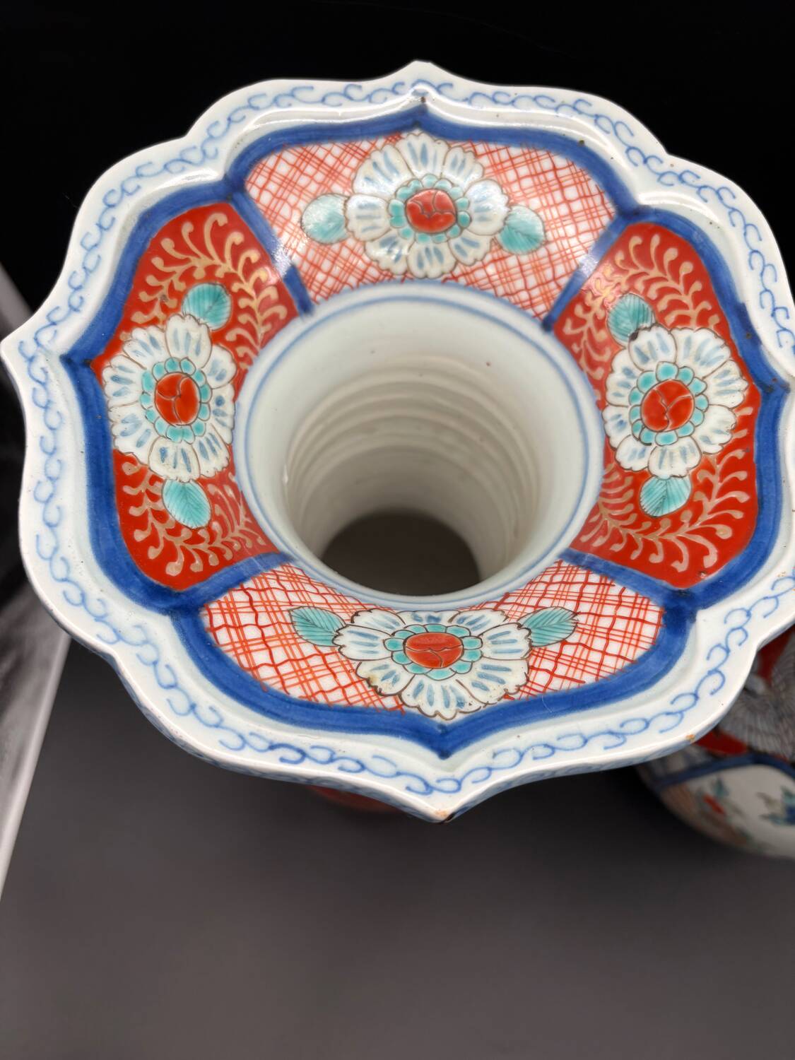 Paire de Vases Cornets Japonais Imari | Décor de Grues & Rouge de Fer