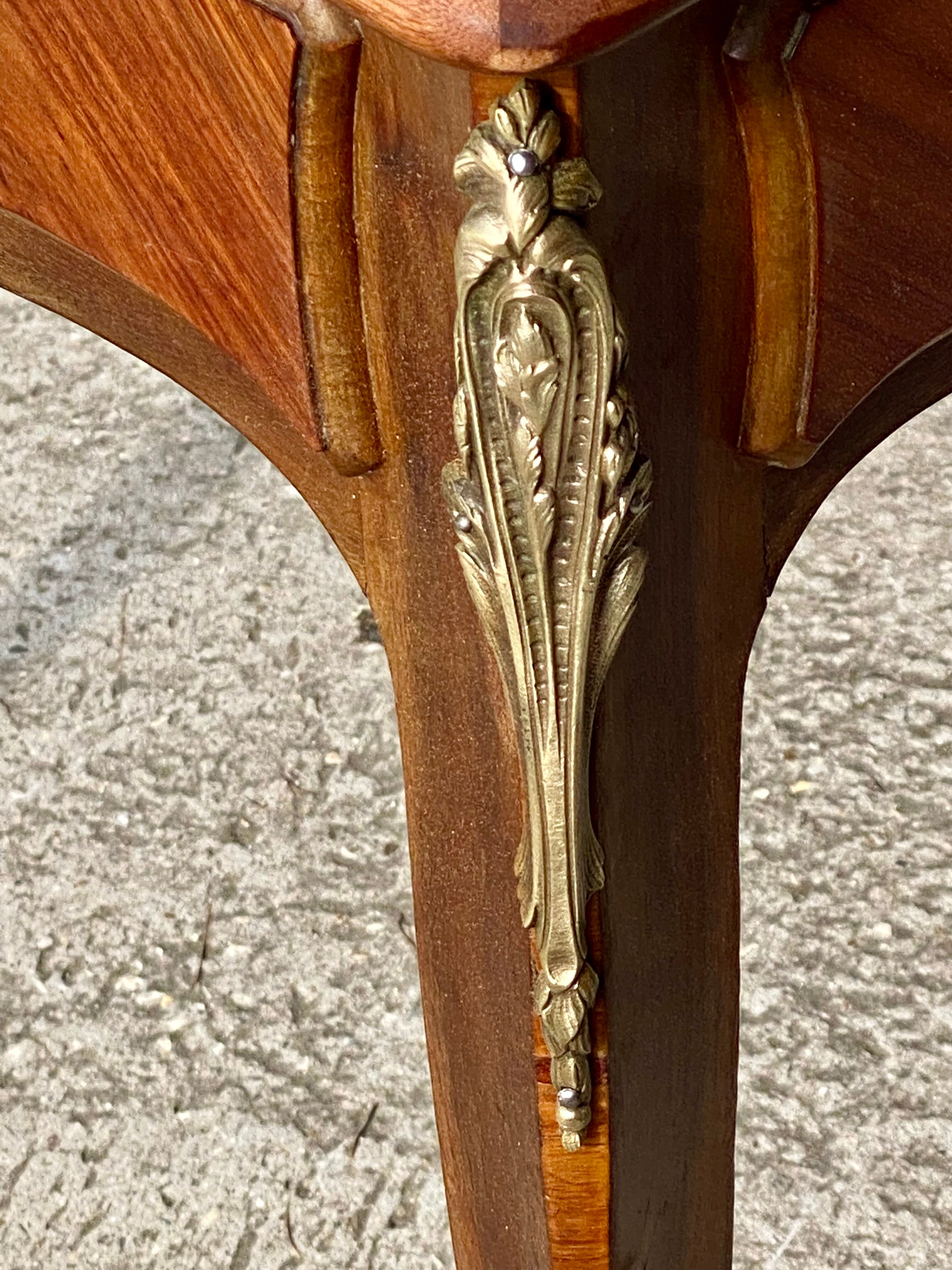 Bureau en marqueterie  bois de rose style Louis XV