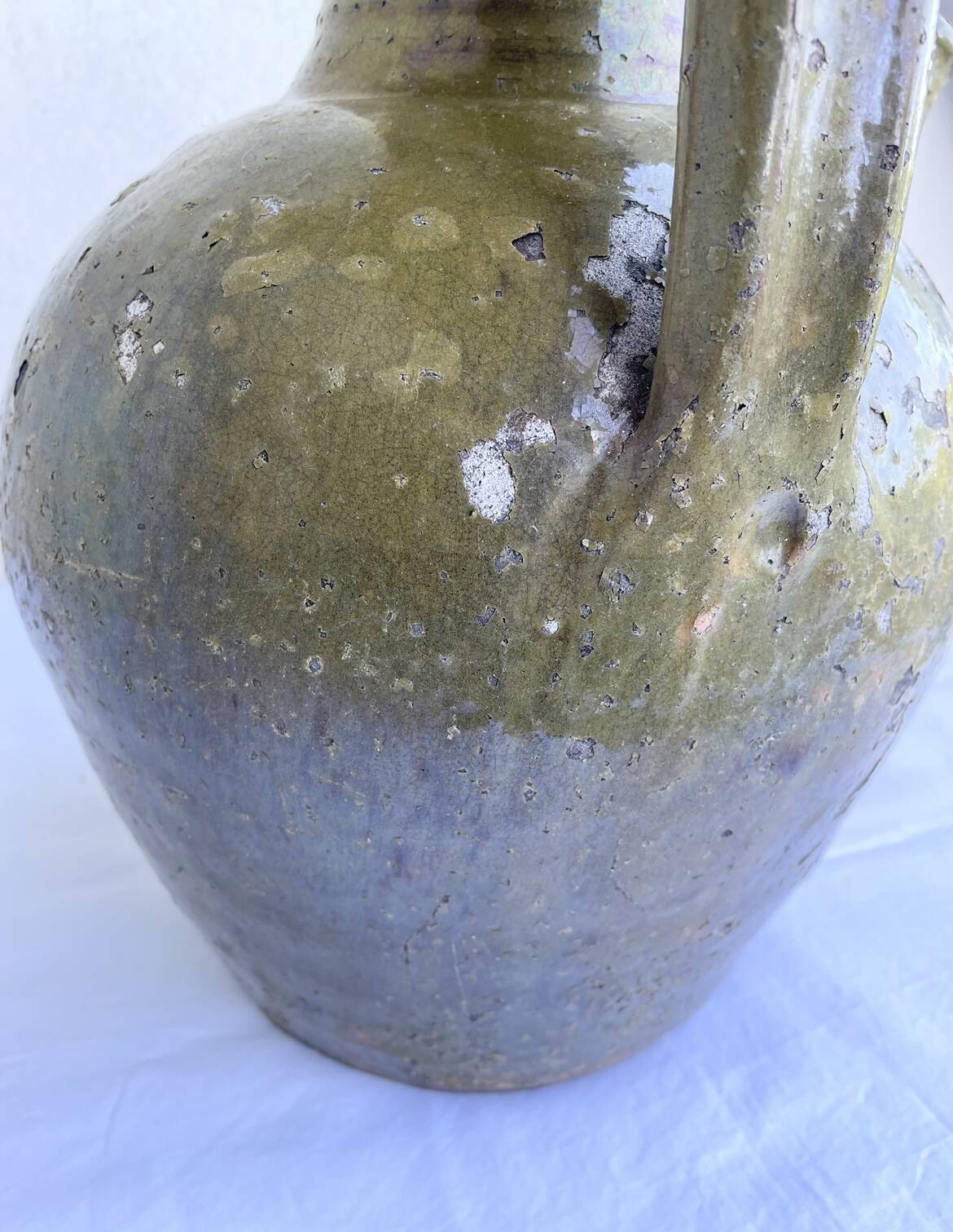 Ancient oil jar in glazed terracotta, khaki green — Auvergne, Lezou