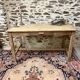 Jolie table ou bureau en bois décapé