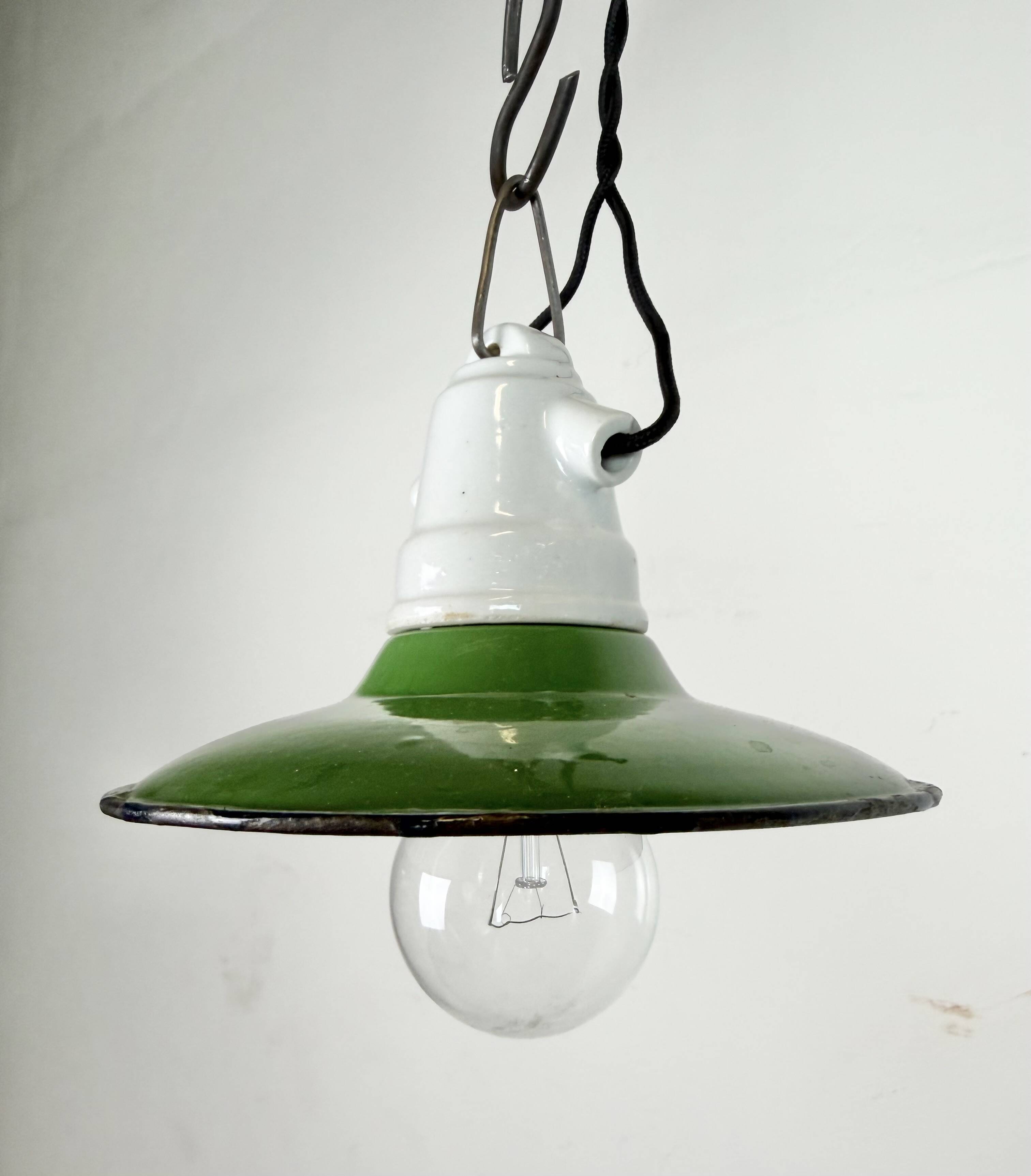 Suspension industrielle en émail vert, années 1950