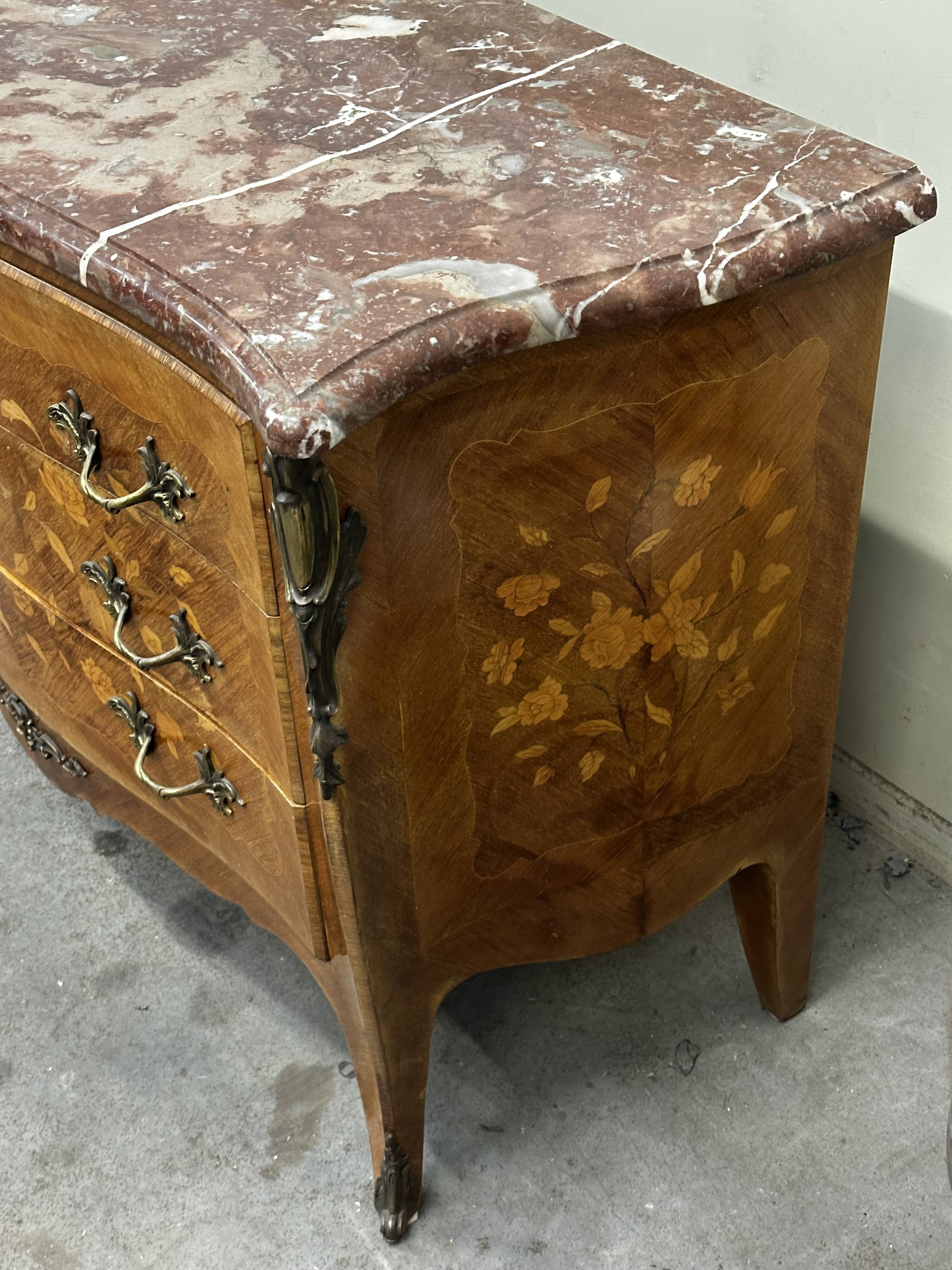 Curved and inlaid chest of drawers, Louis XV style, late 19th-early 20th century