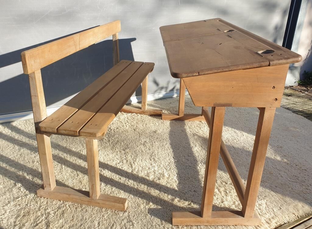 Bureau d'écolier pupitre double et son banc graffitis