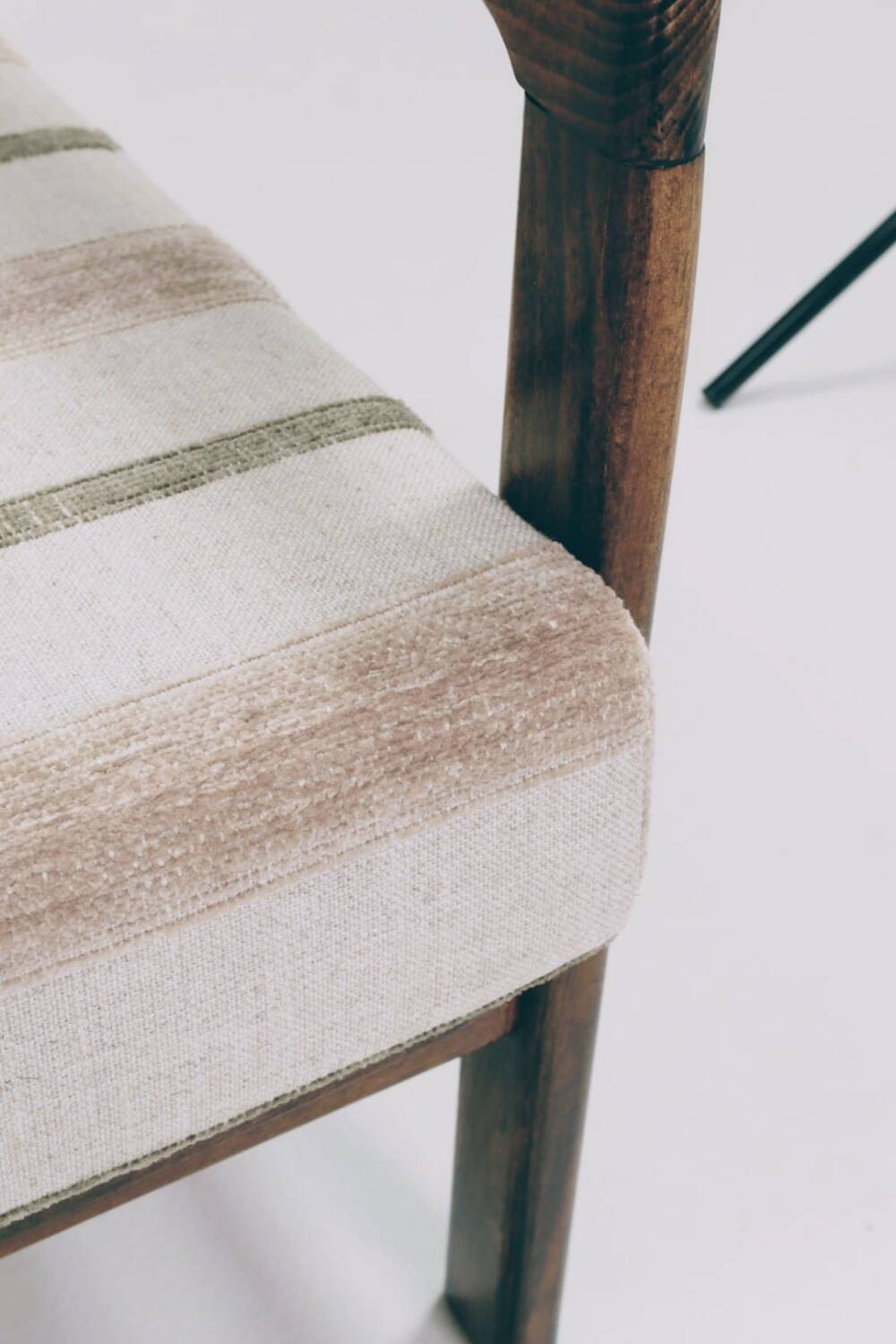 Fauteuil vintage avec coussins en tissu naturel rayé