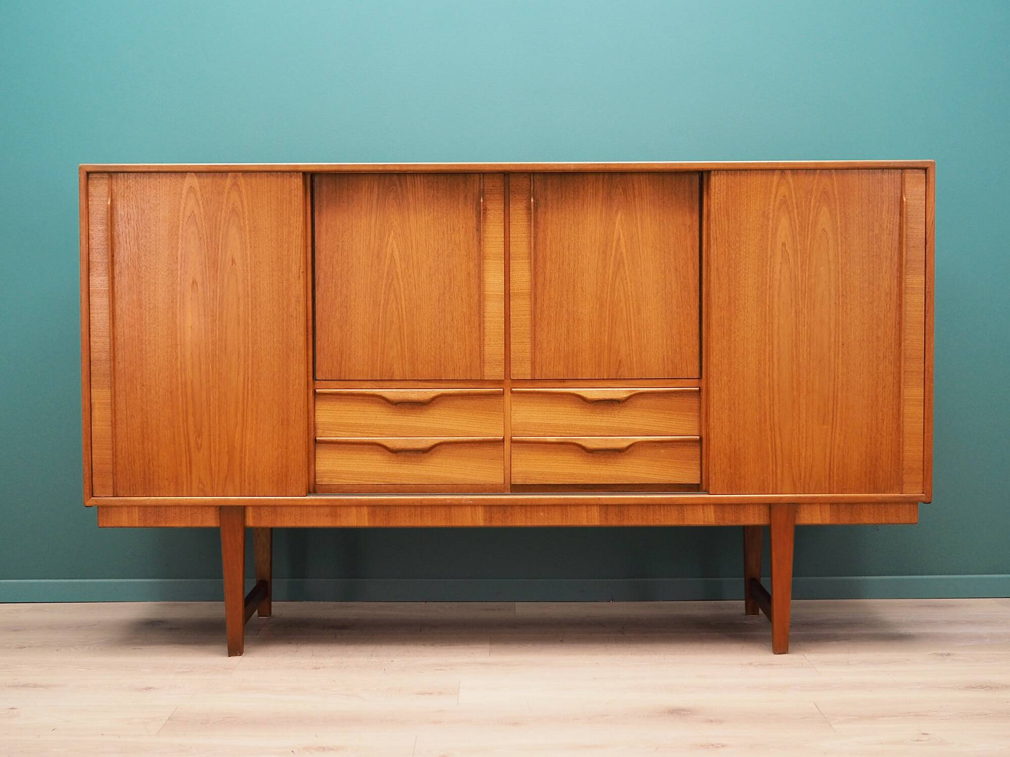 Buffet haut en teck, design danois, années 1960, production : Danemark