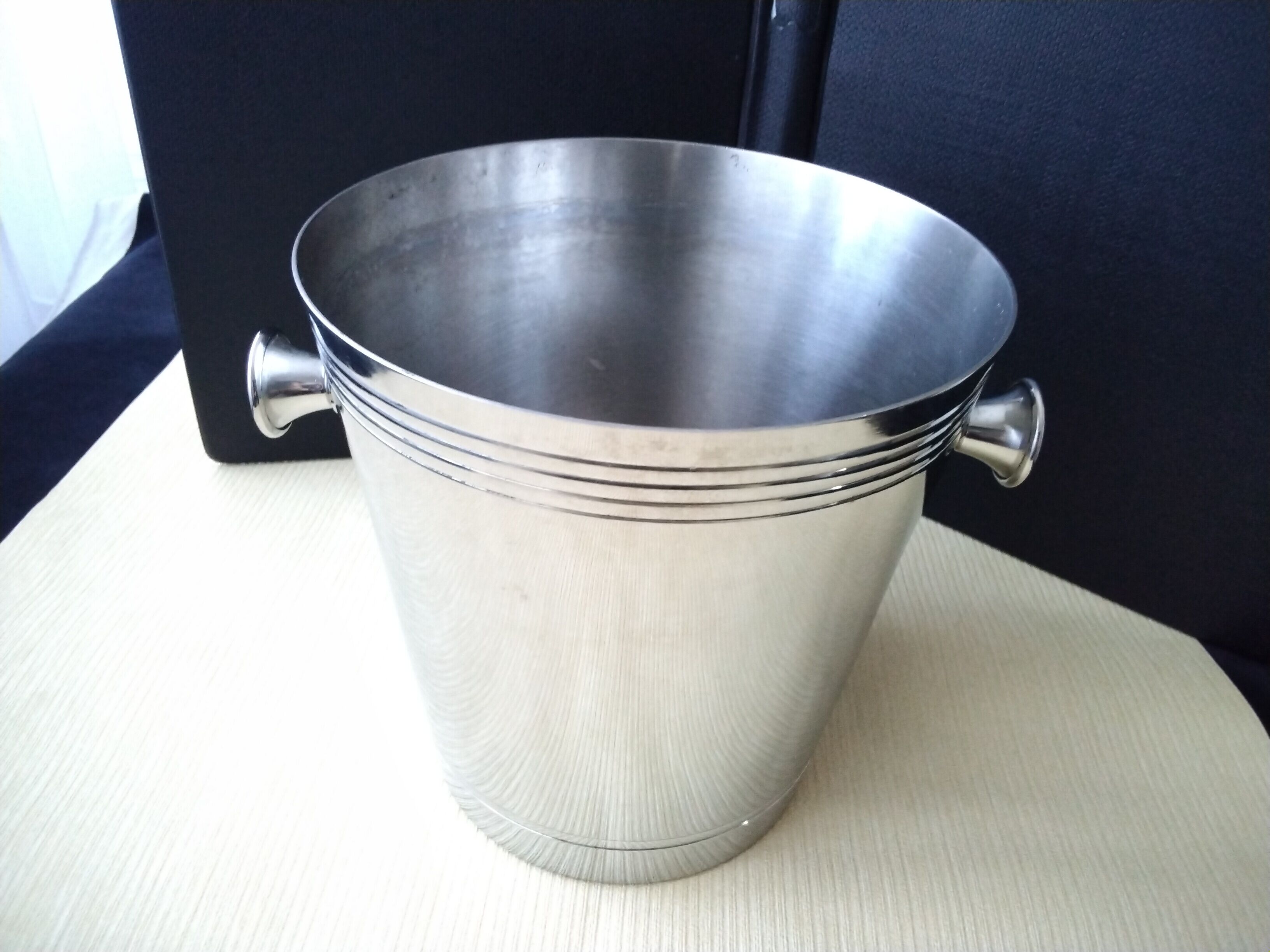 Unifor champagne bucket in Arginium