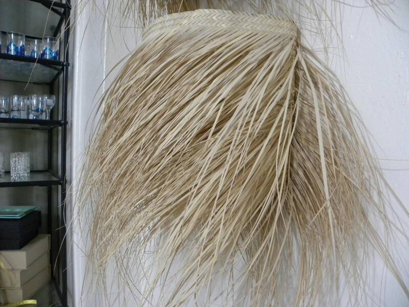 Wall lamp in natural fibres, woven straw with fringes.