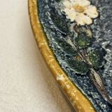 Plat bleu à fleurs