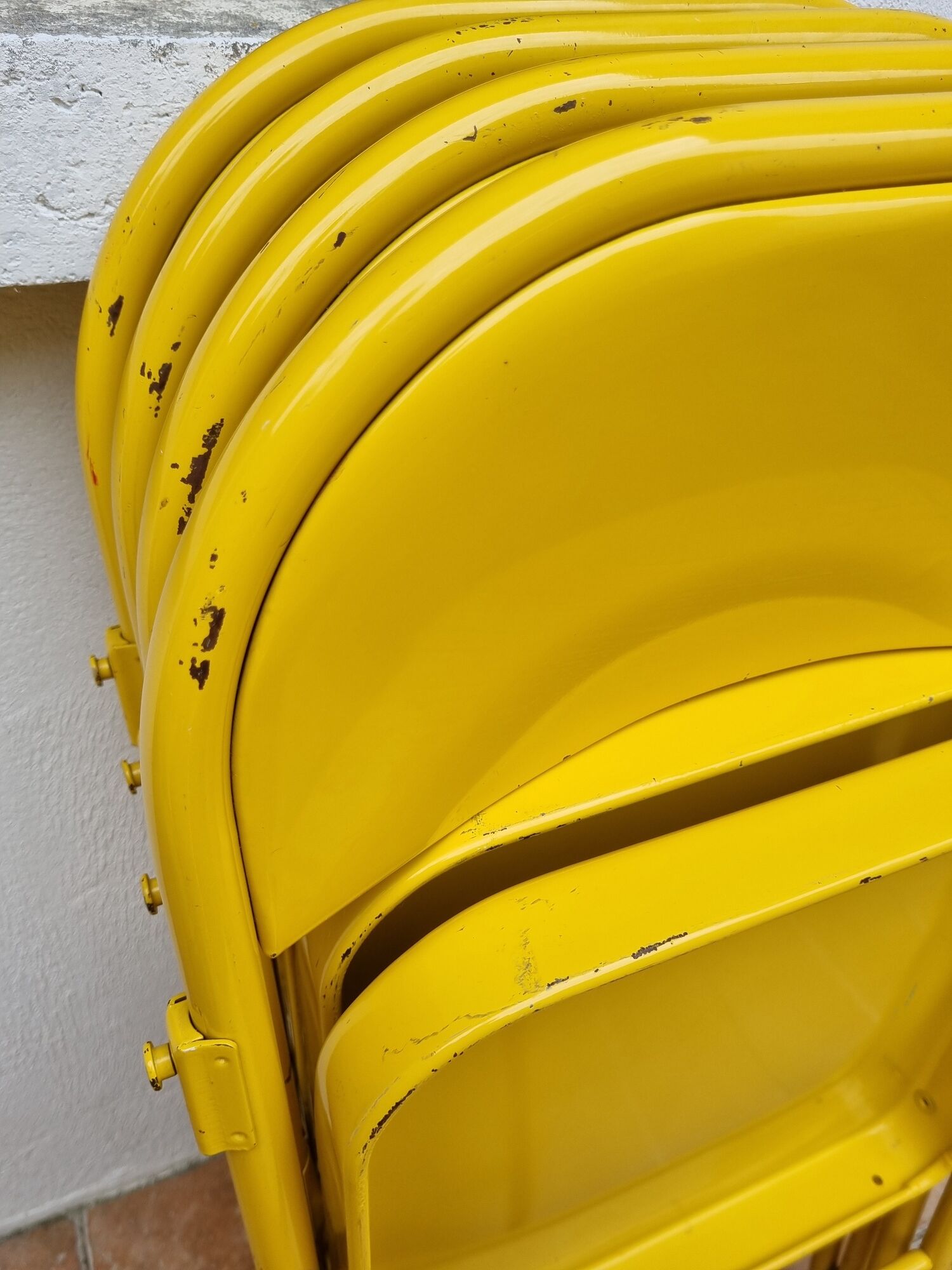 Ensemble de six chaises en métal pliantes jaunes Eurosit