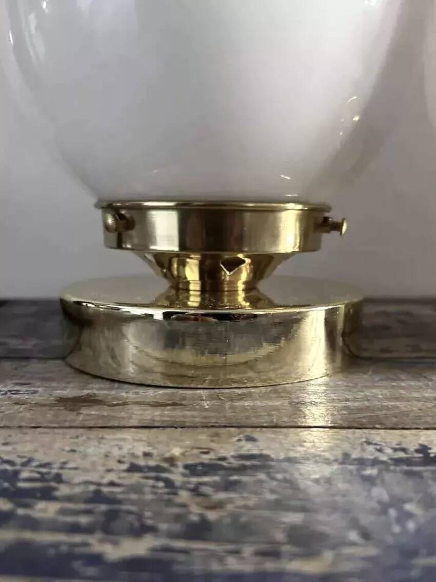 Paire d’appliques globes en opaline blanche