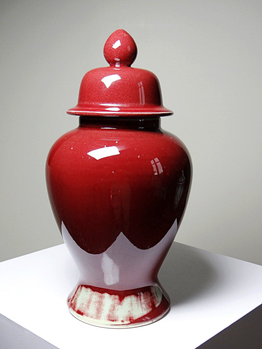 Covered vase, Chinese ginger jar in oxblood and celadon ceramic.