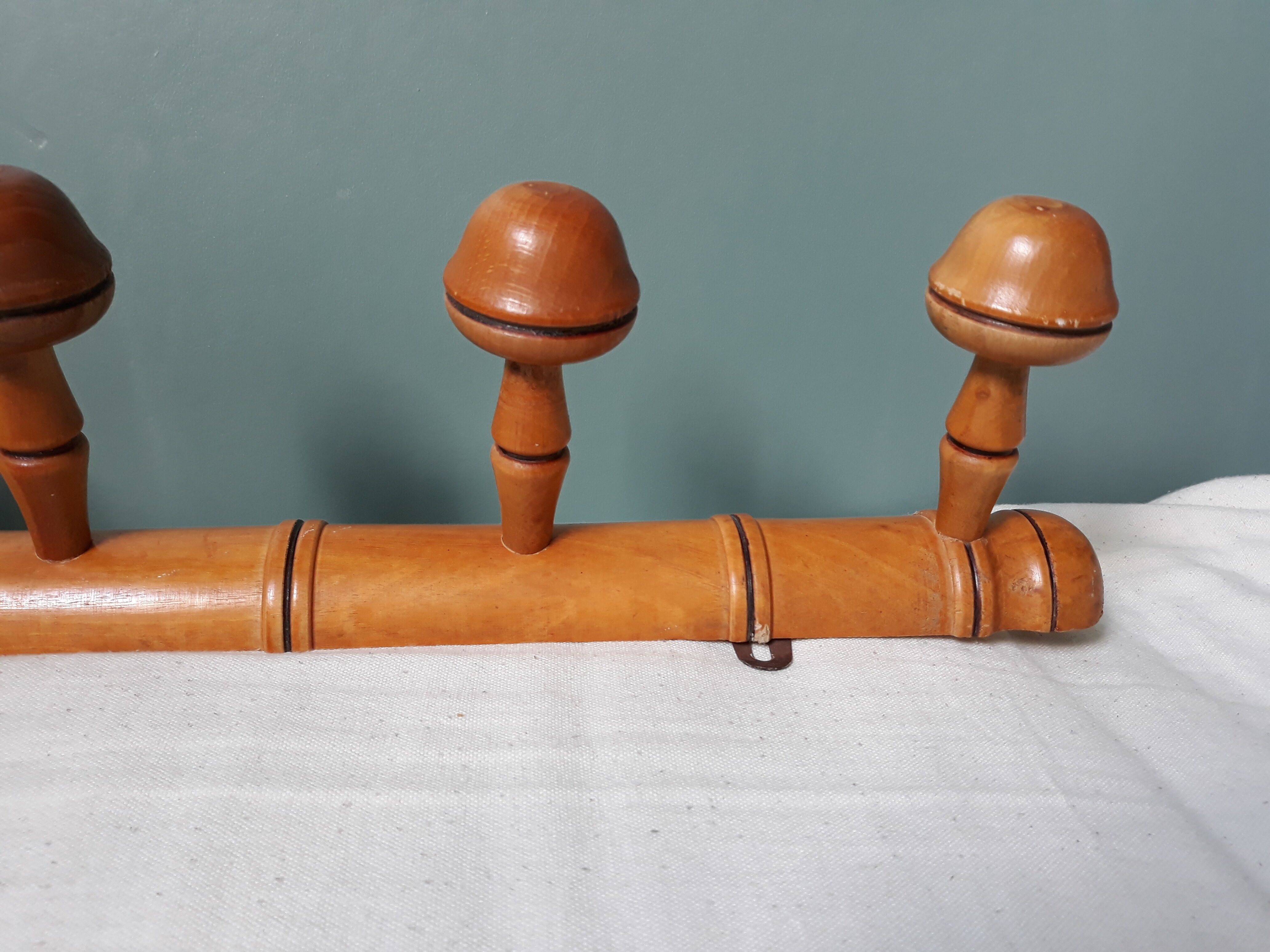 Bamboo-like wall coat rack with 5 mushroom hooks