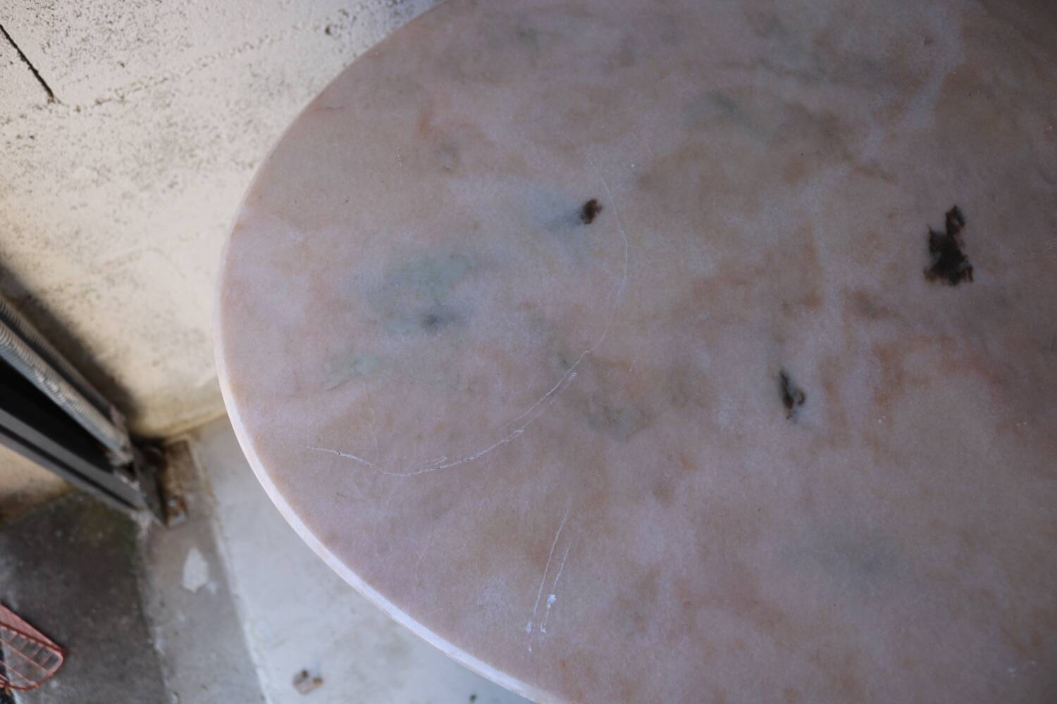 Antique garden table in cast iron and pink marble.
