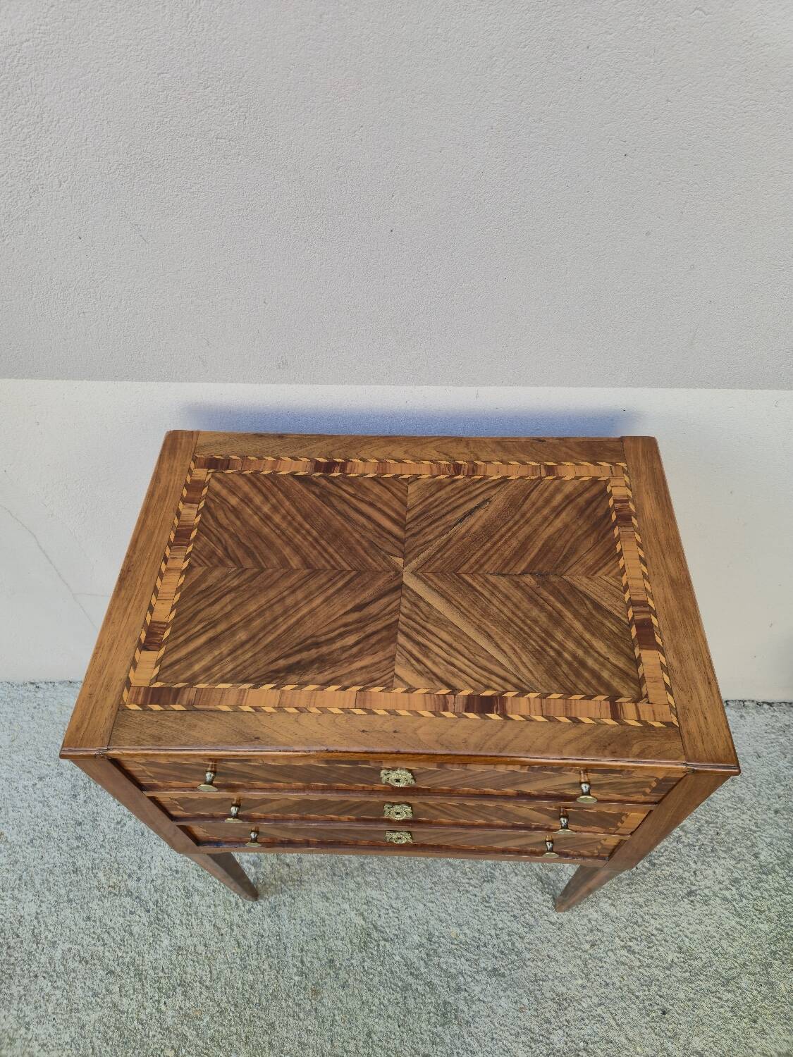 Commode Chiffonnier d'époque Louis XVI en marqueterie