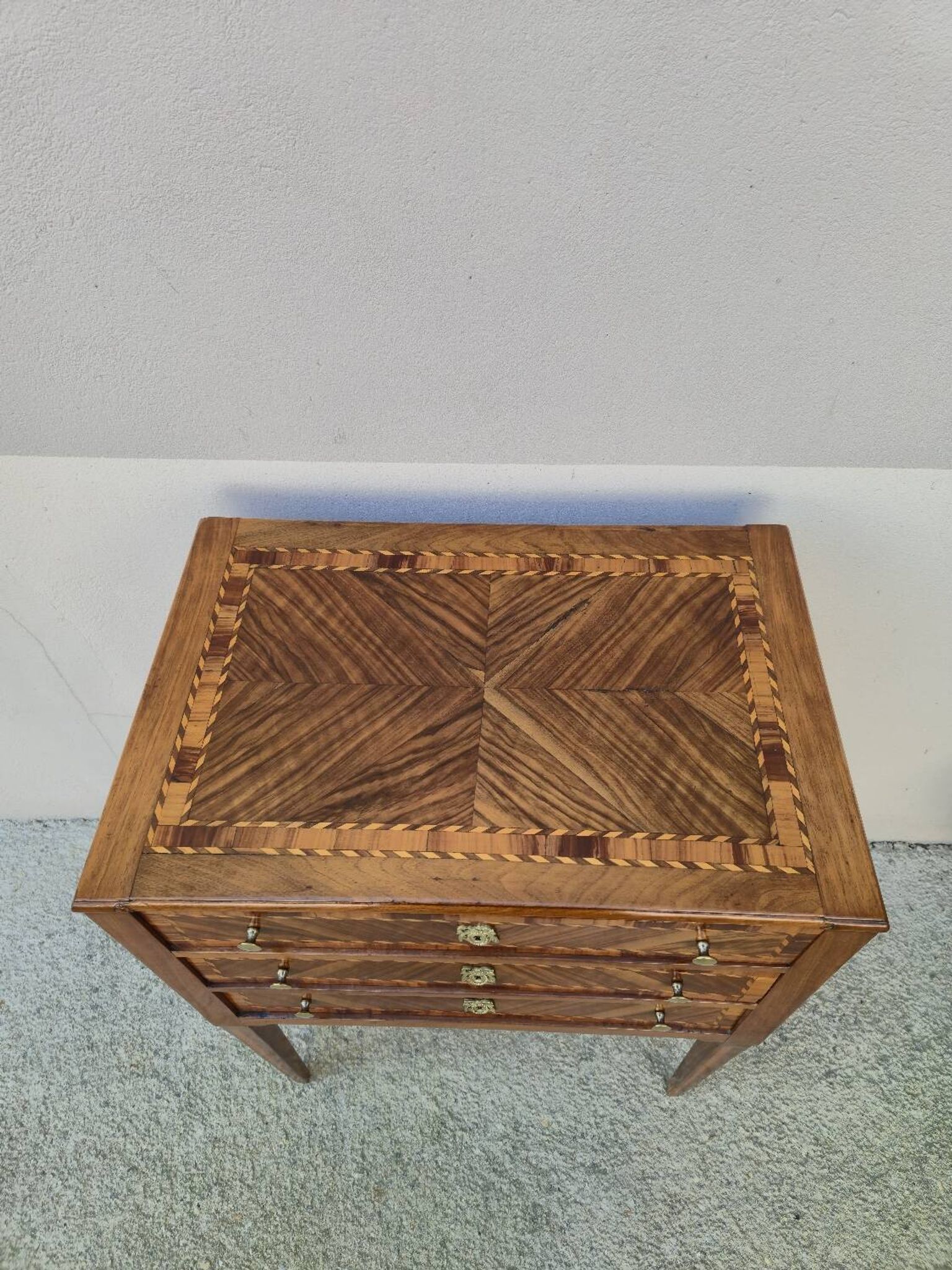Louis XVI period chest of drawers in marquetry