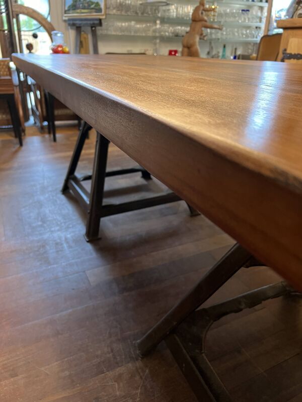Grande table avec pieds indus
