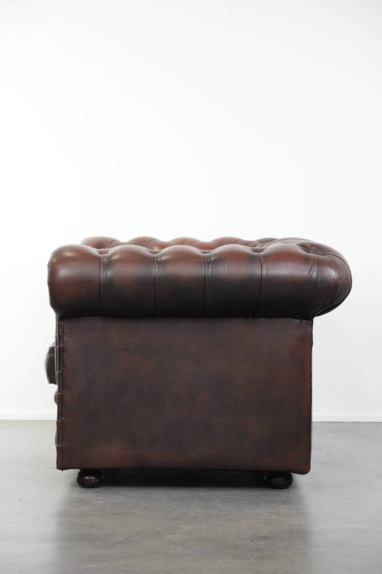 Dark brown cow leather vintage 2-seater Chesterfield sofa in English style