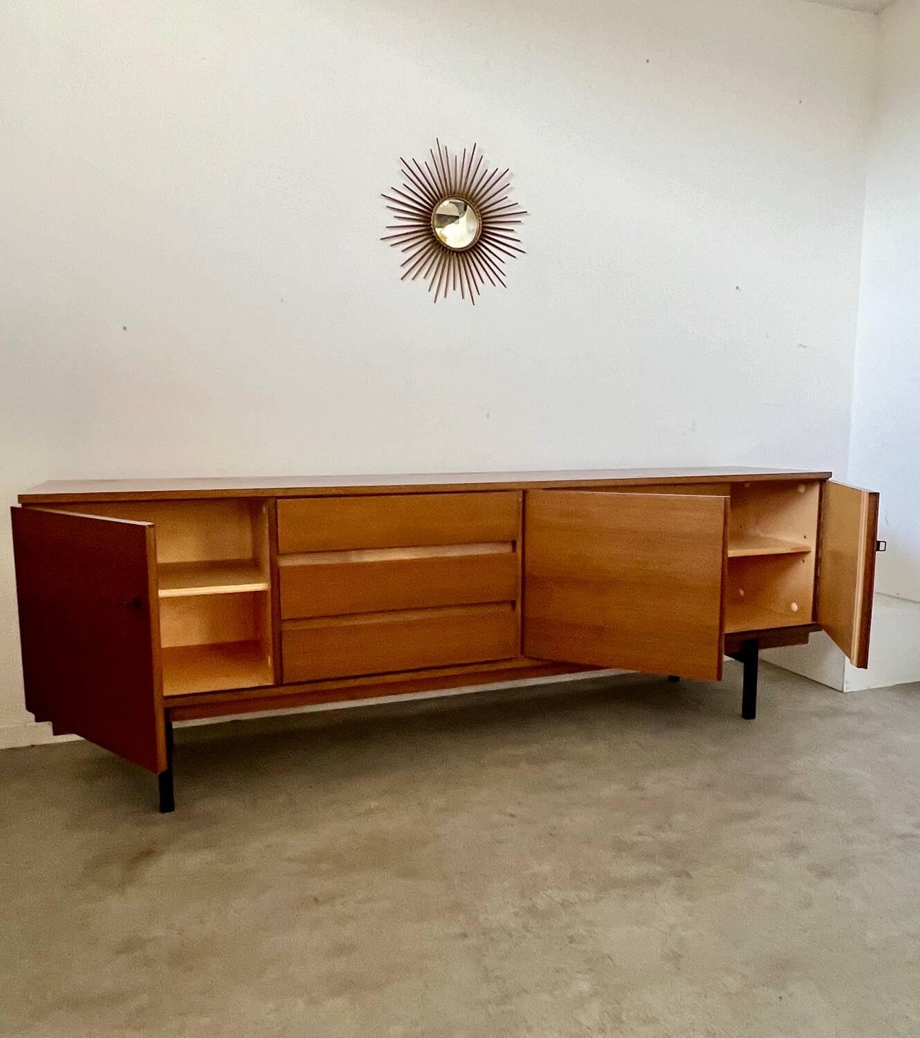 Ancienne enfilade vintage style scandinave design des années 60 bois pied métal