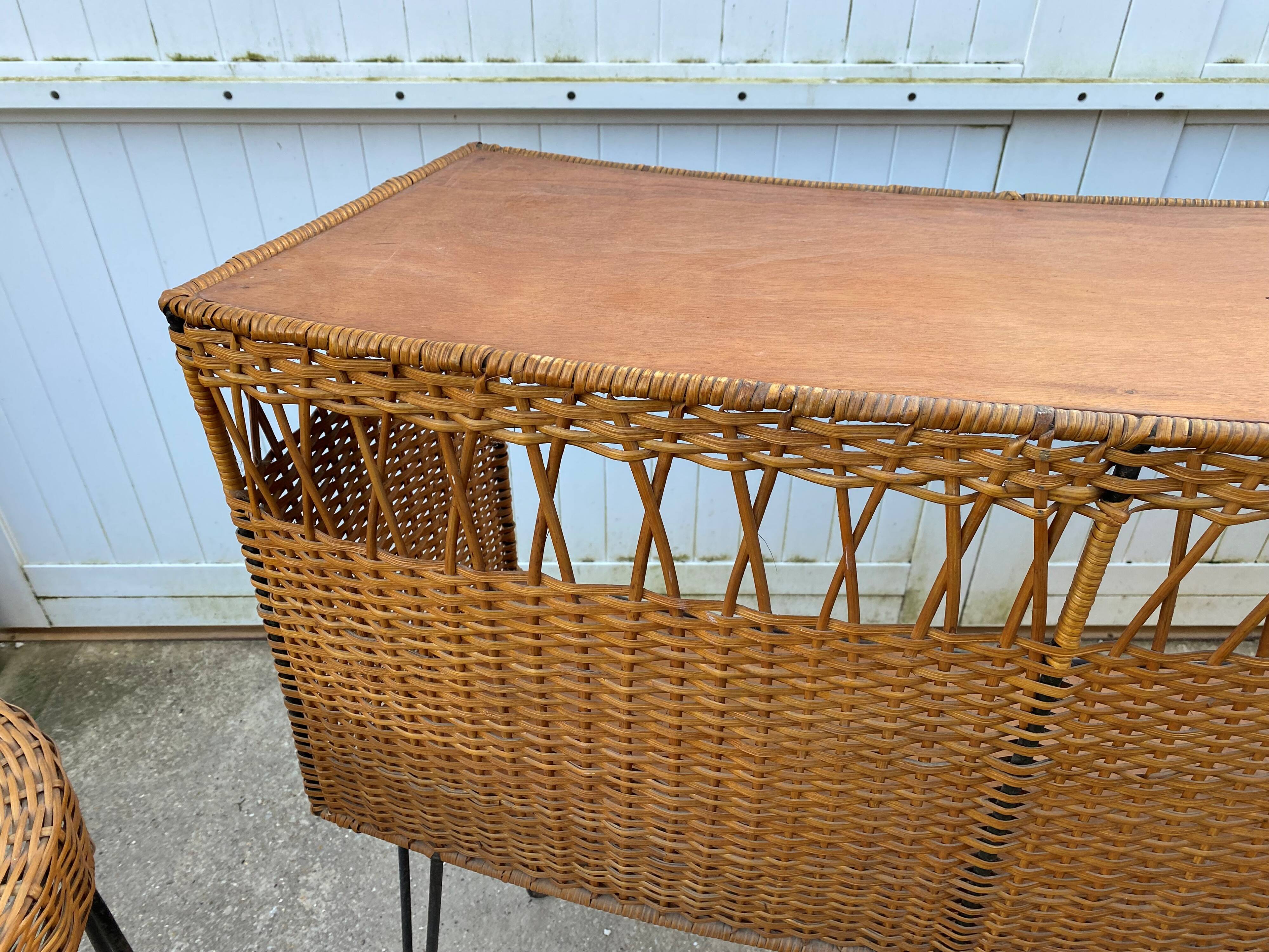 Bar counter with its 2 rattan and metal stools from the vintage 1950s.