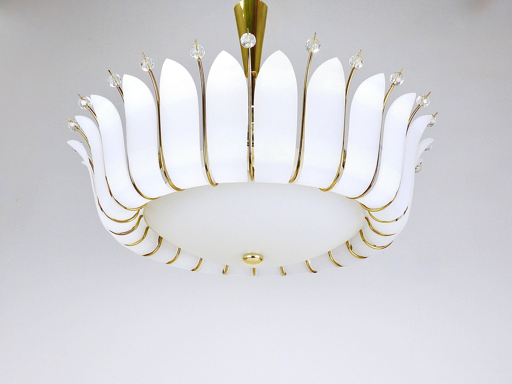 Grand chandelier Rupert Nikoll 27" mid-century brass with leaves, Austria, 1950.