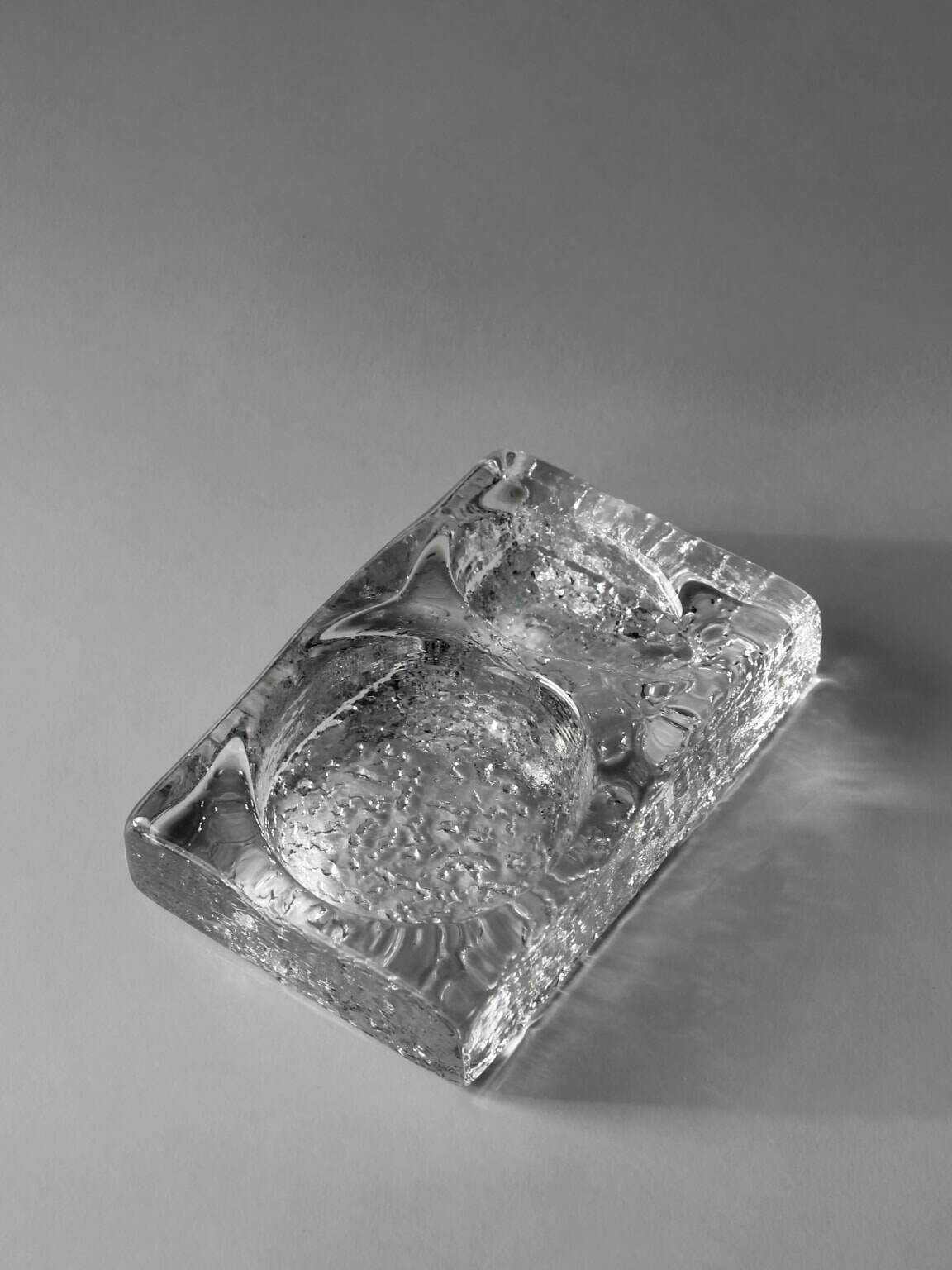 Cendrier massif en verre glacé Kosta Boda style Mid-Century