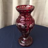 Vase en verre de bohême bordeaux tranparent et grave