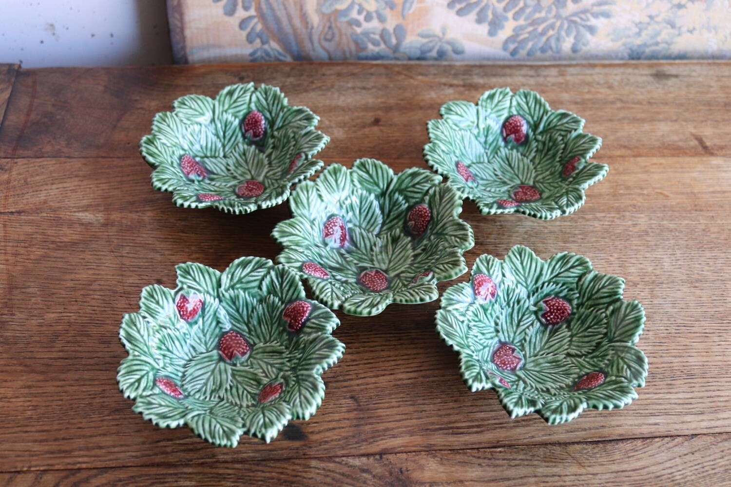 Set of 5 leaf-shaped bowls with strawberries – Caldas da Rainha (Portugal)