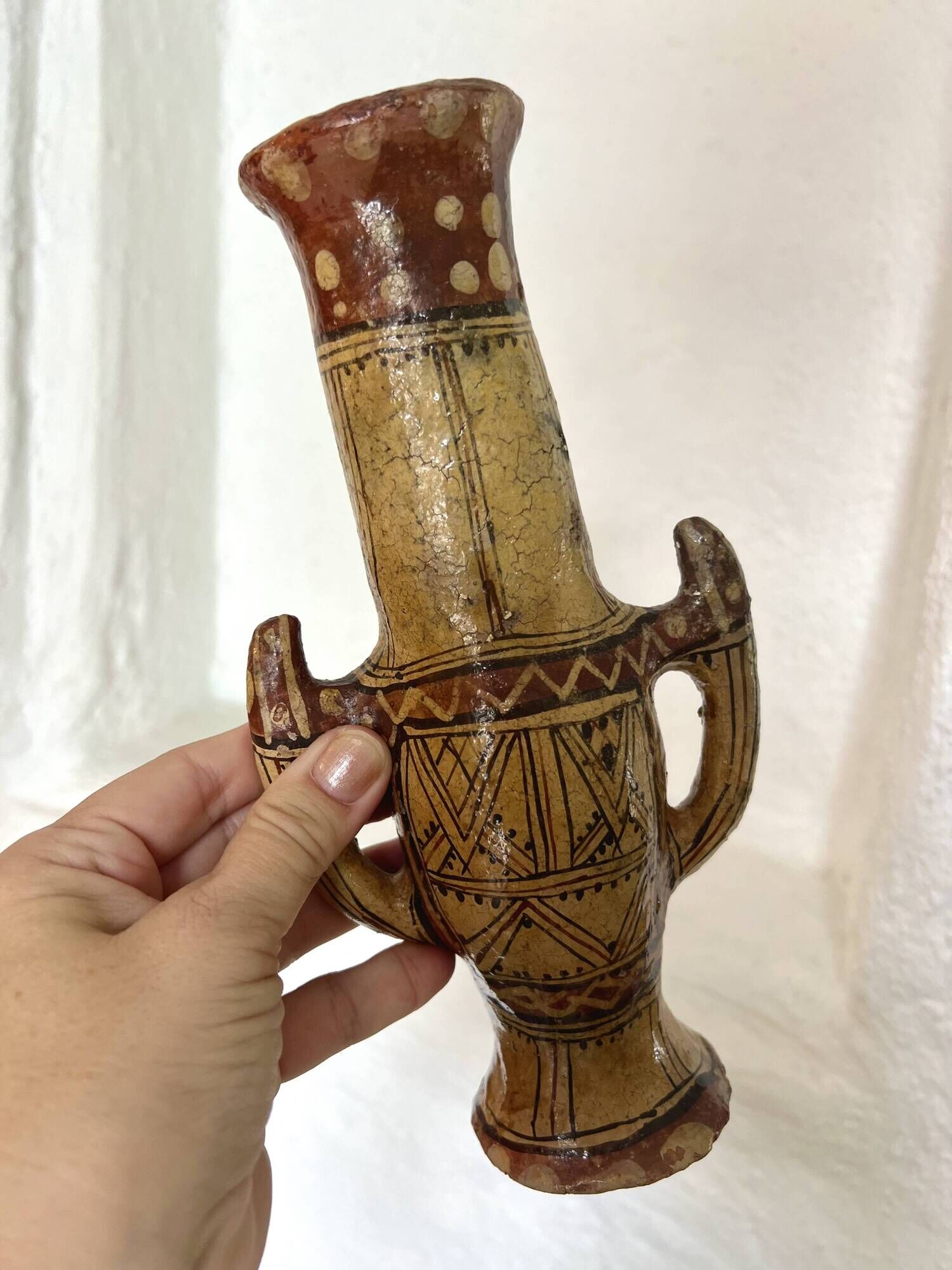 Ancien vase en poterie berbère traditionnelle kabyle