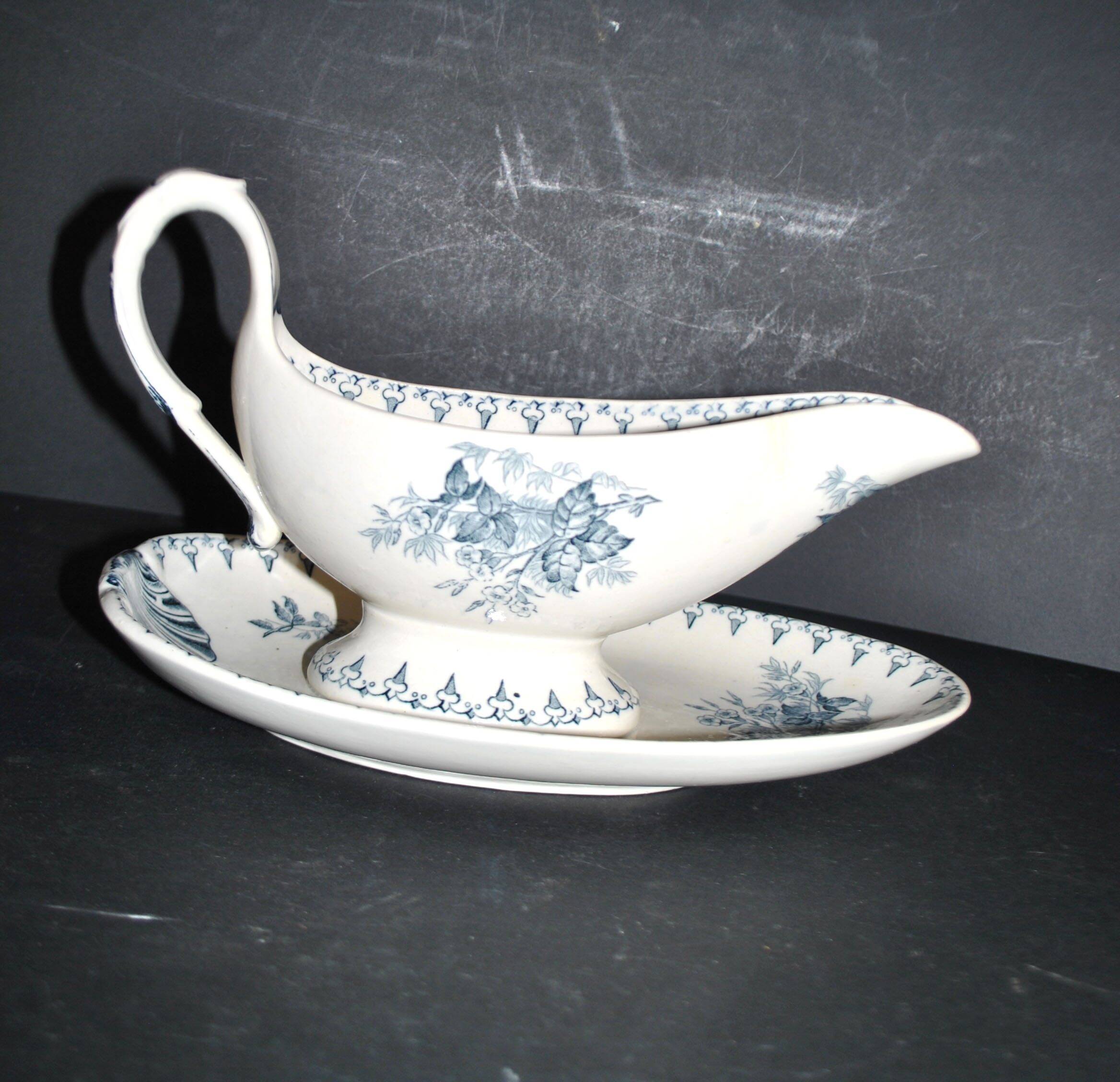 Saucière Flore ancienne en faïence opaque Sarreguemines Utschneider