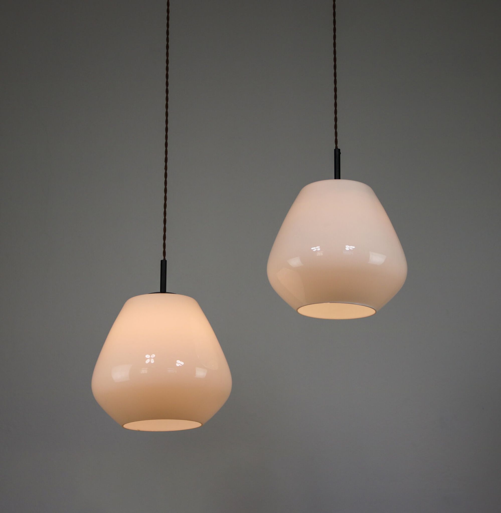 Suspension danoise en verre opalin du milieu du siècle
