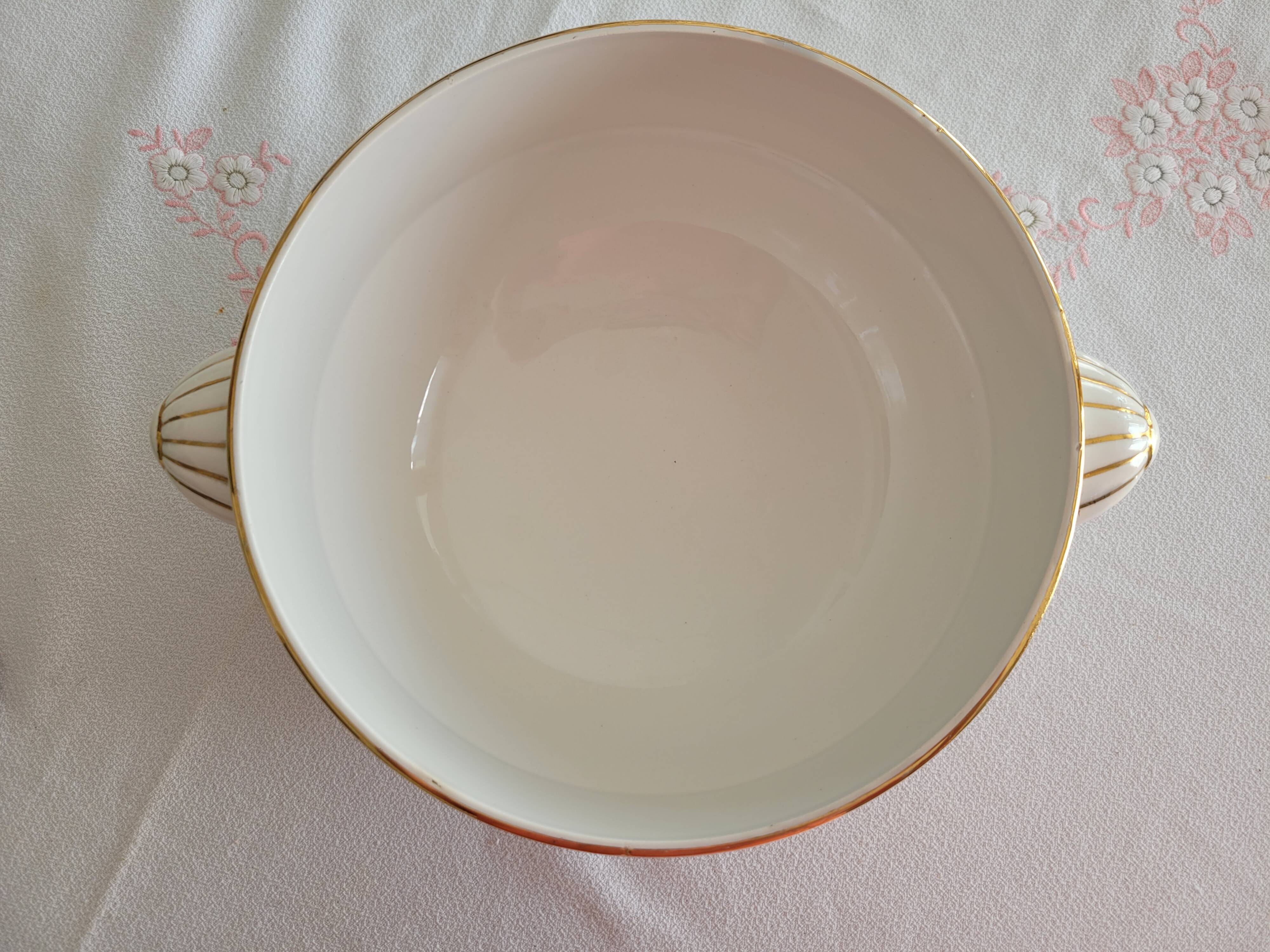 Soup tureen with lid from Digoin Sarreguemines, floral decoration.