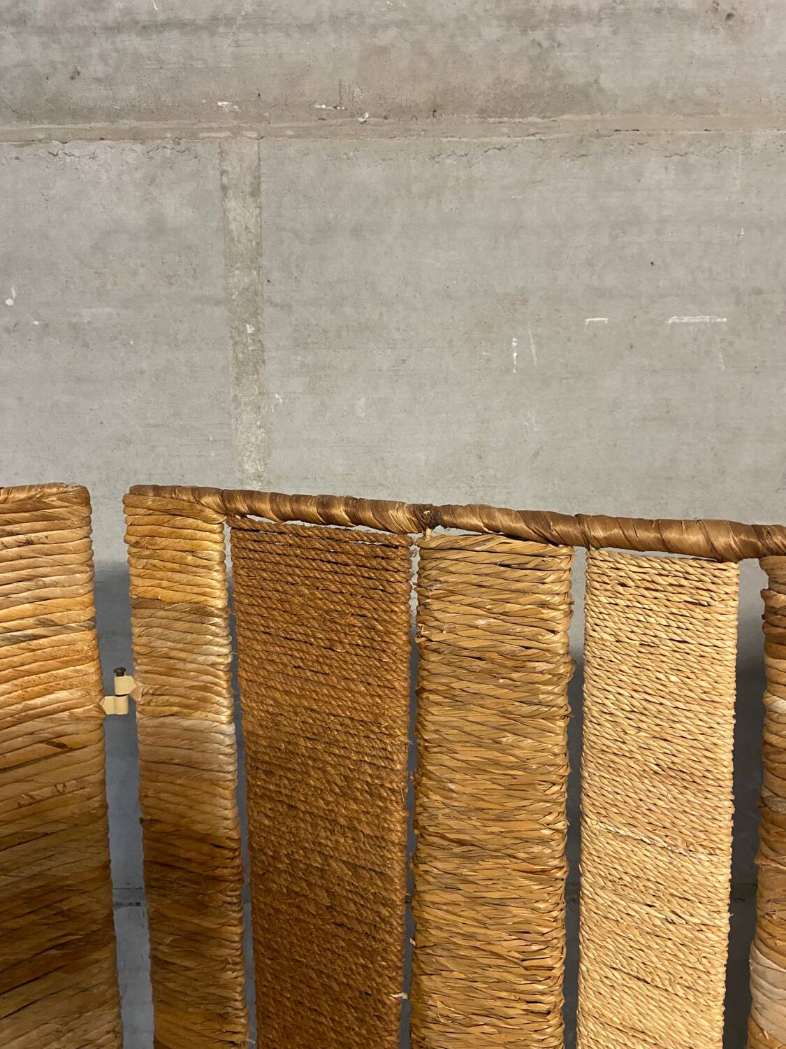 Vintage screen in straw and braided rope