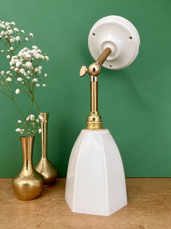 Applique tulipe vintage en opaline blanche