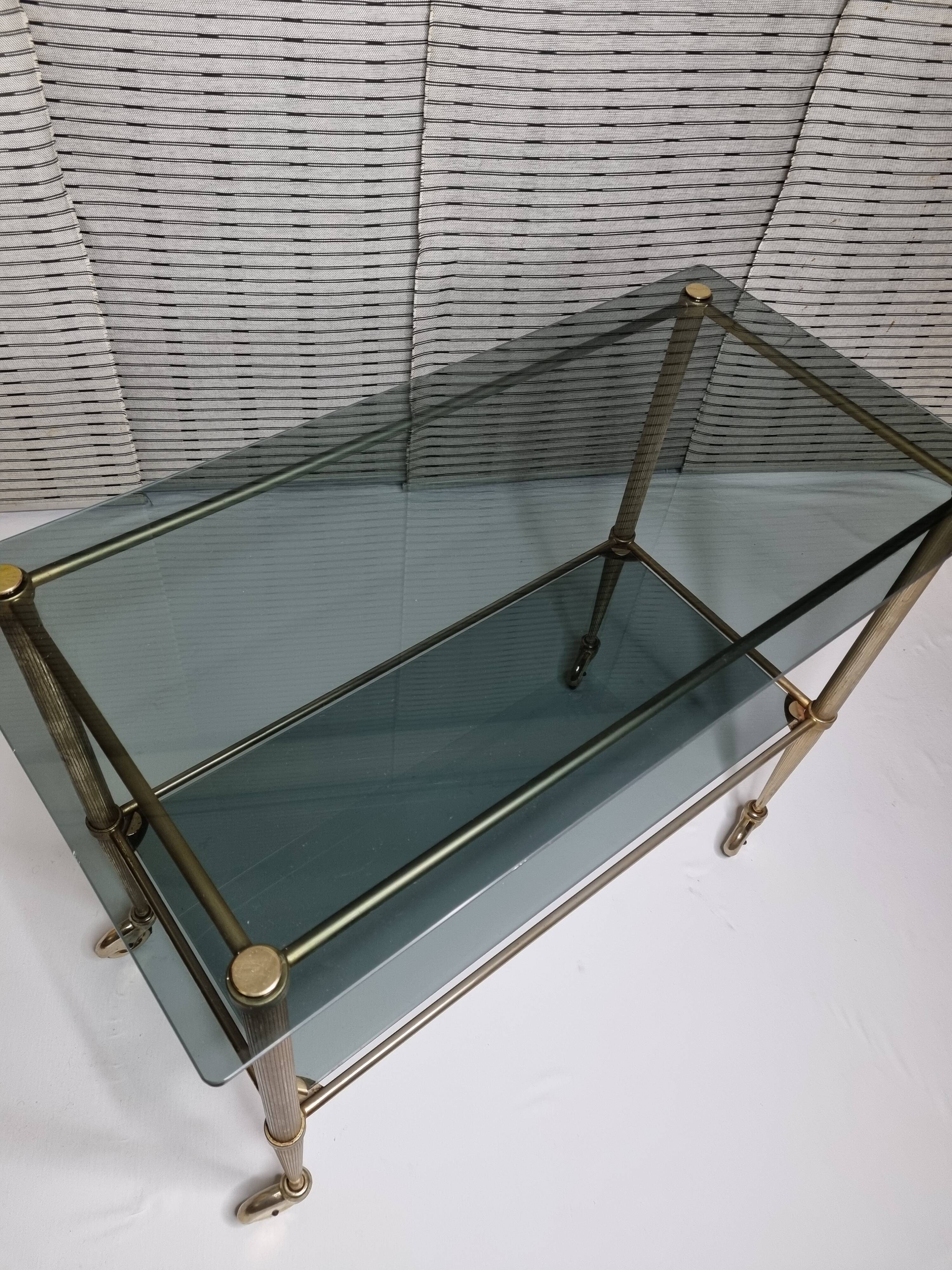 Desserte roulante à deux étages en verre fumé et métal doré, vintage années 60-70