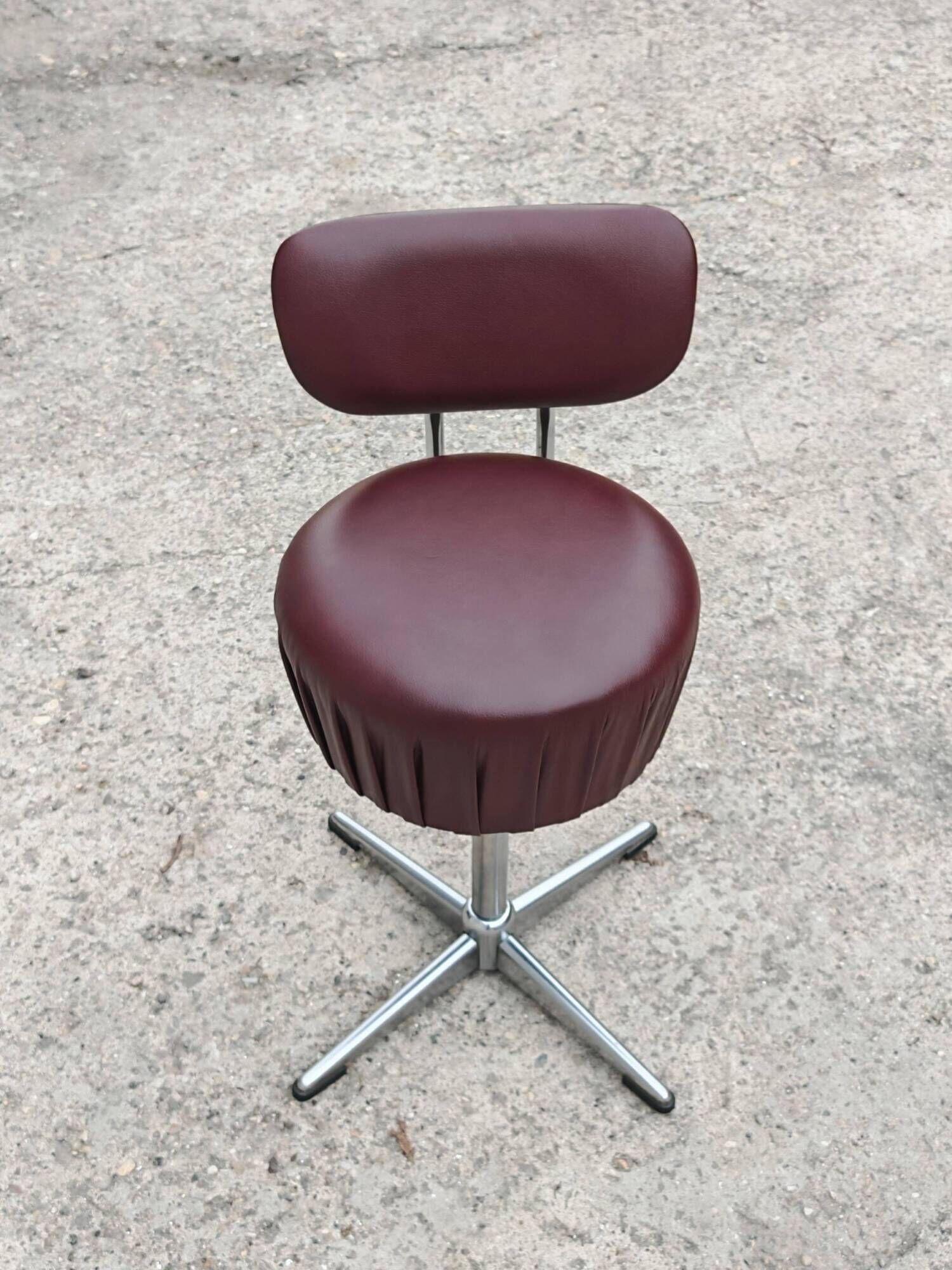 Set of 4 Mid Century Modern swivel chairs in tubular steel and leather.