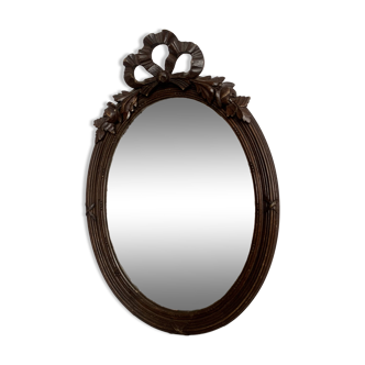 Miroir ovale ancien en bois sculpté et noeud de style Louis XVI