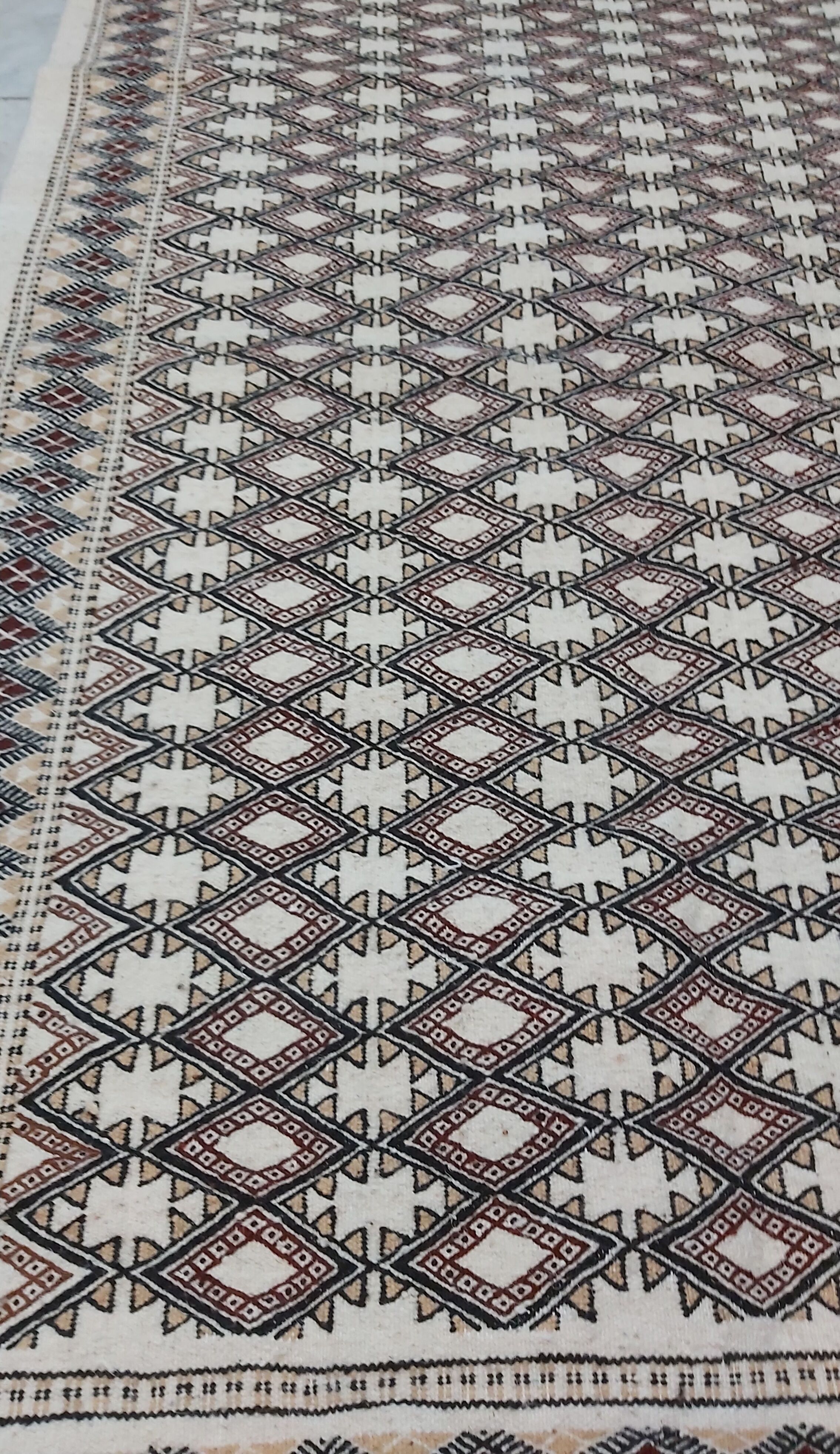 Traditional beige white and Berber brown carpet 206x133cm