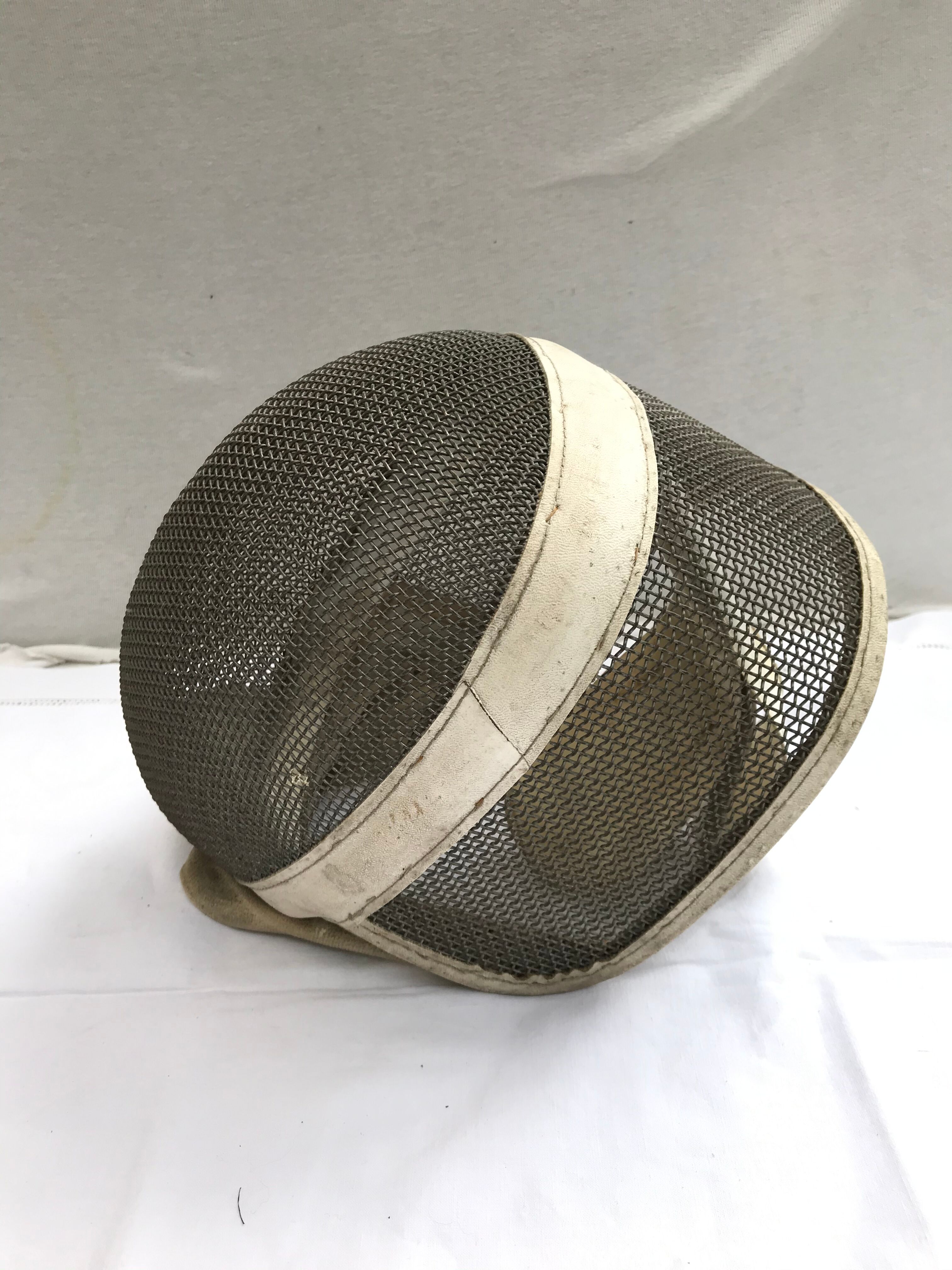 Former pair fencing fencing metal grid, white leather vintage sport